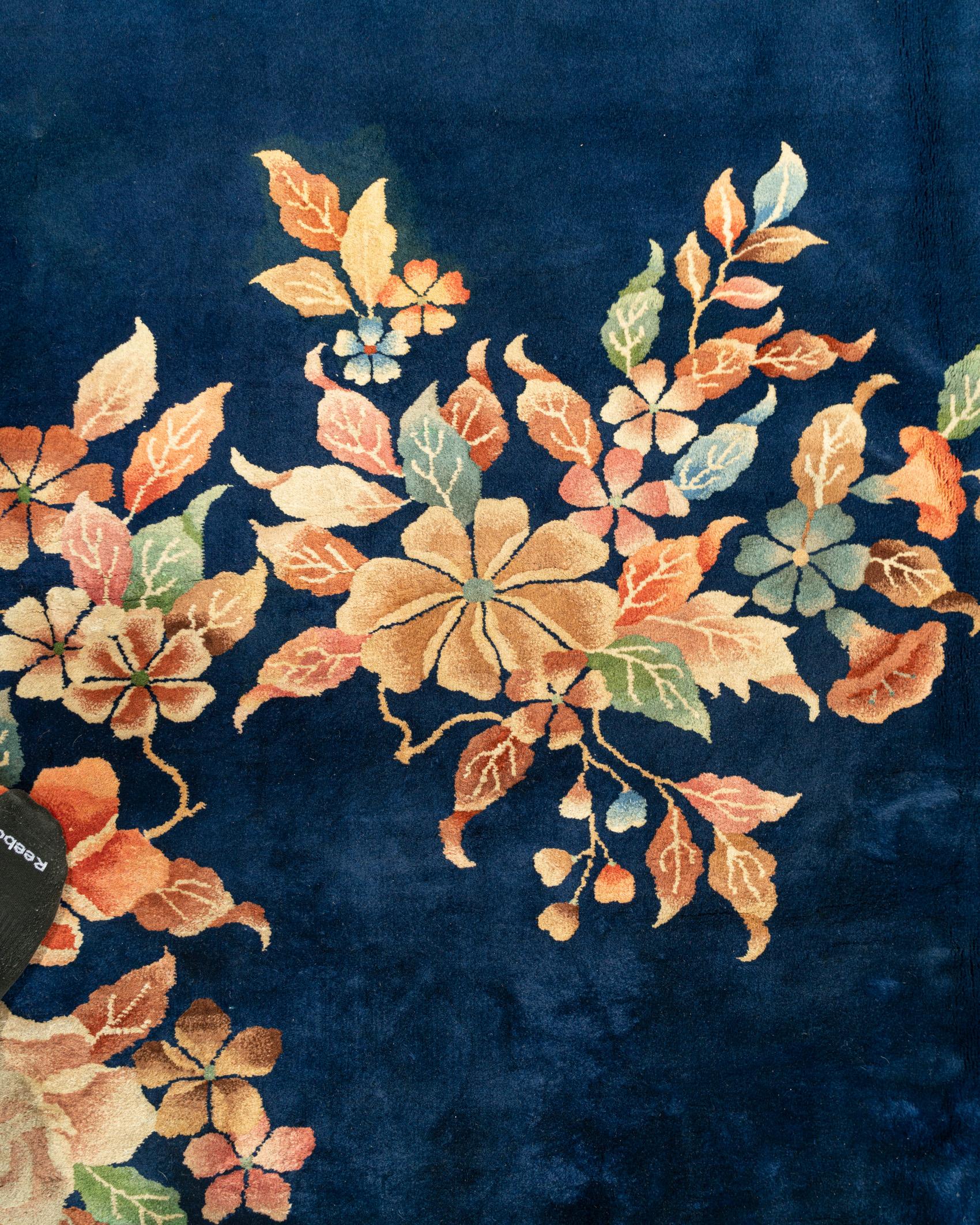 Antiker blauer chinesischer Art-Déco-Teppich  12'x19'3 (20. Jahrhundert) im Angebot