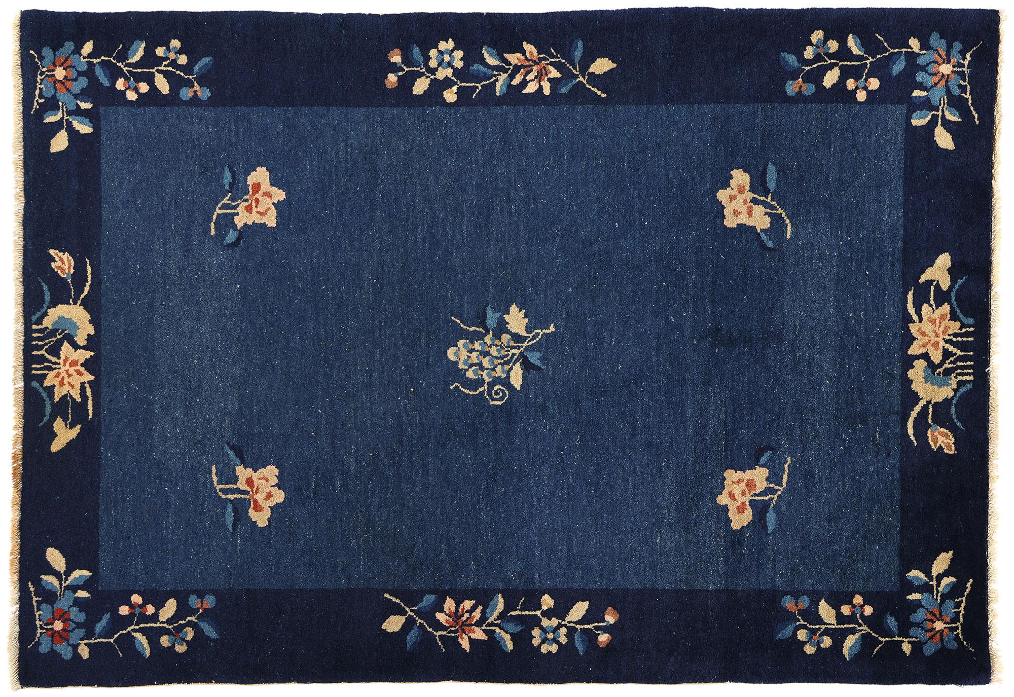 Tapis pékinois bleu ancien, Chinoiserie chic rencontre la décadence royale en vente 3