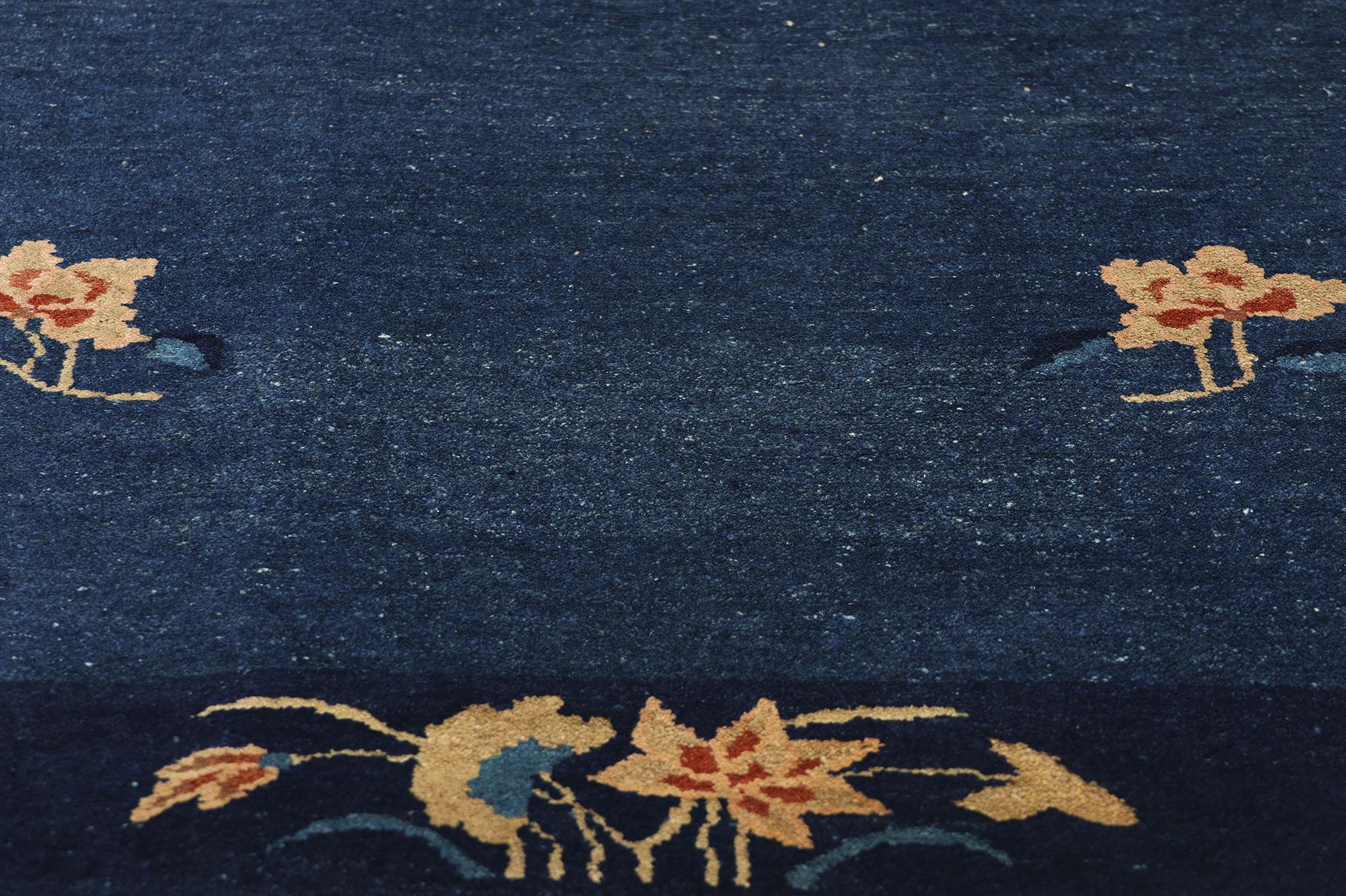Antiker blauer chinesischer Peking-Teppich, Chinoiserie Chic Meets Regal Decadence, antik (Handgeknüpft) im Angebot