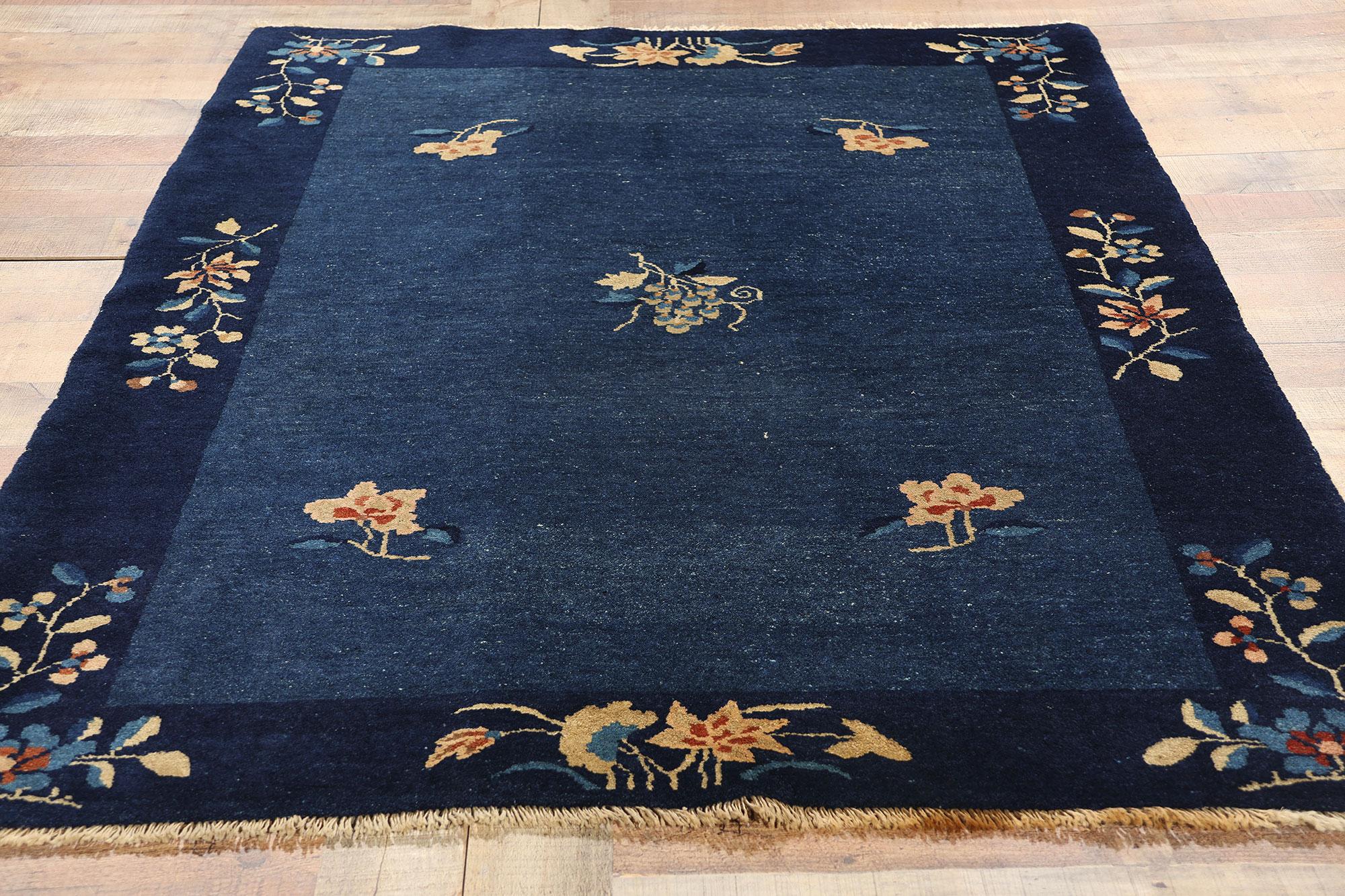 Antiker blauer chinesischer Peking-Teppich, Chinoiserie Chic Meets Regal Decadence, antik (Wolle) im Angebot