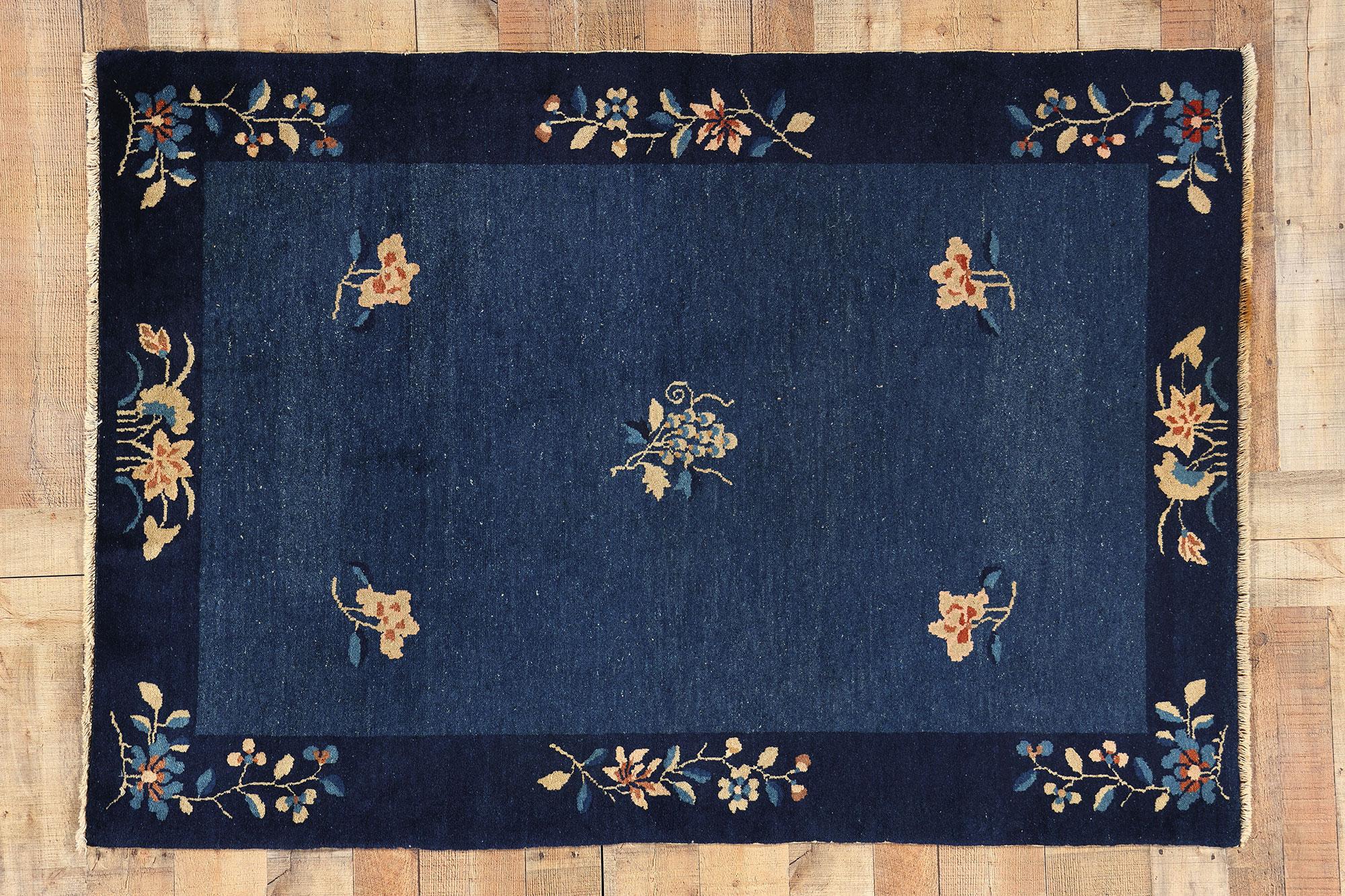 Antiker blauer chinesischer Peking-Teppich, Chinoiserie Chic Meets Regal Decadence, antik im Angebot 1
