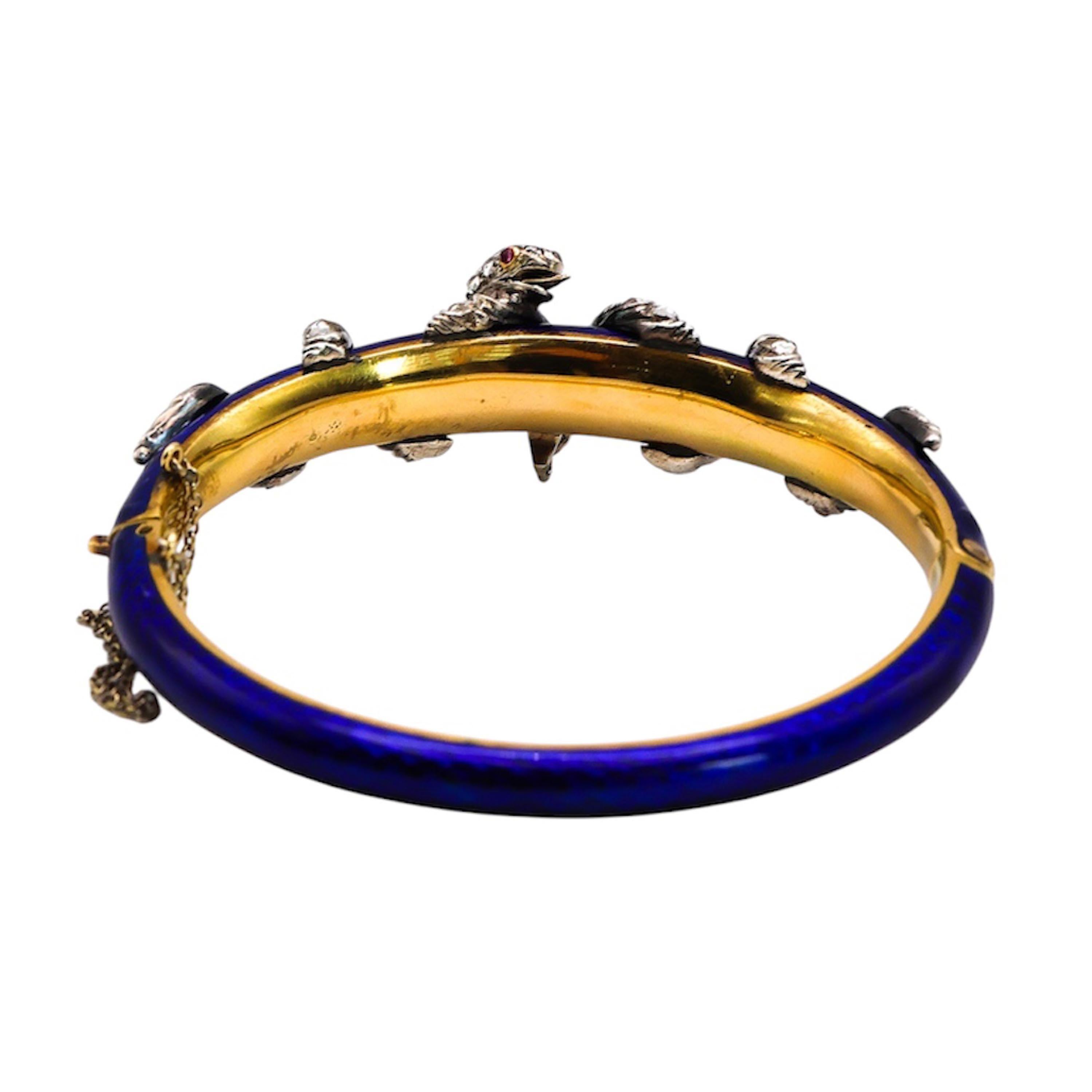 Taille rose Bracelet serpent ancien en émail bleu, diamant, rubis et or, Circa 1850 en vente