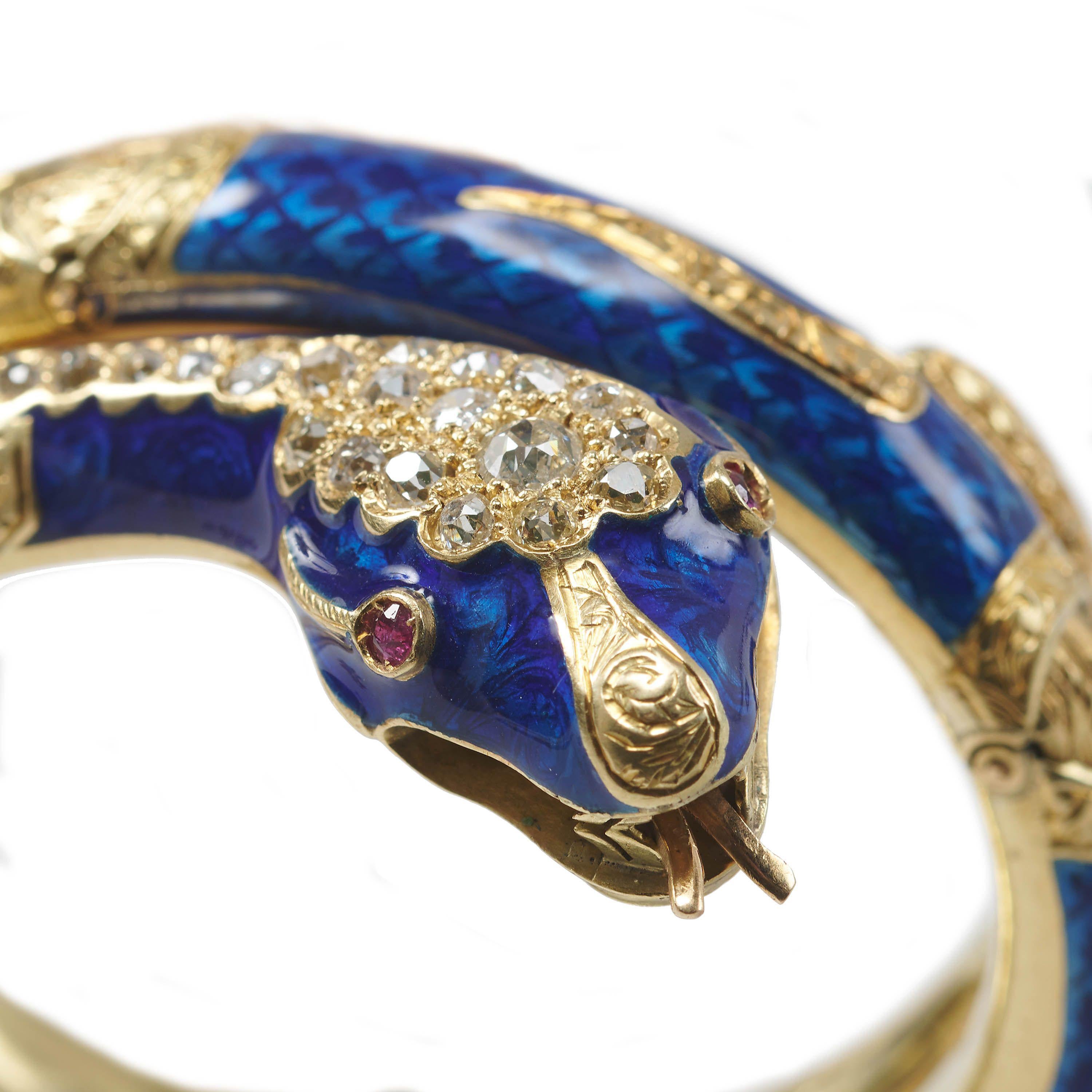 Brazalete antiguo de esmalte azul, diamantes, rubíes y serpiente de oro, circa 1860 Talla antigua en venta