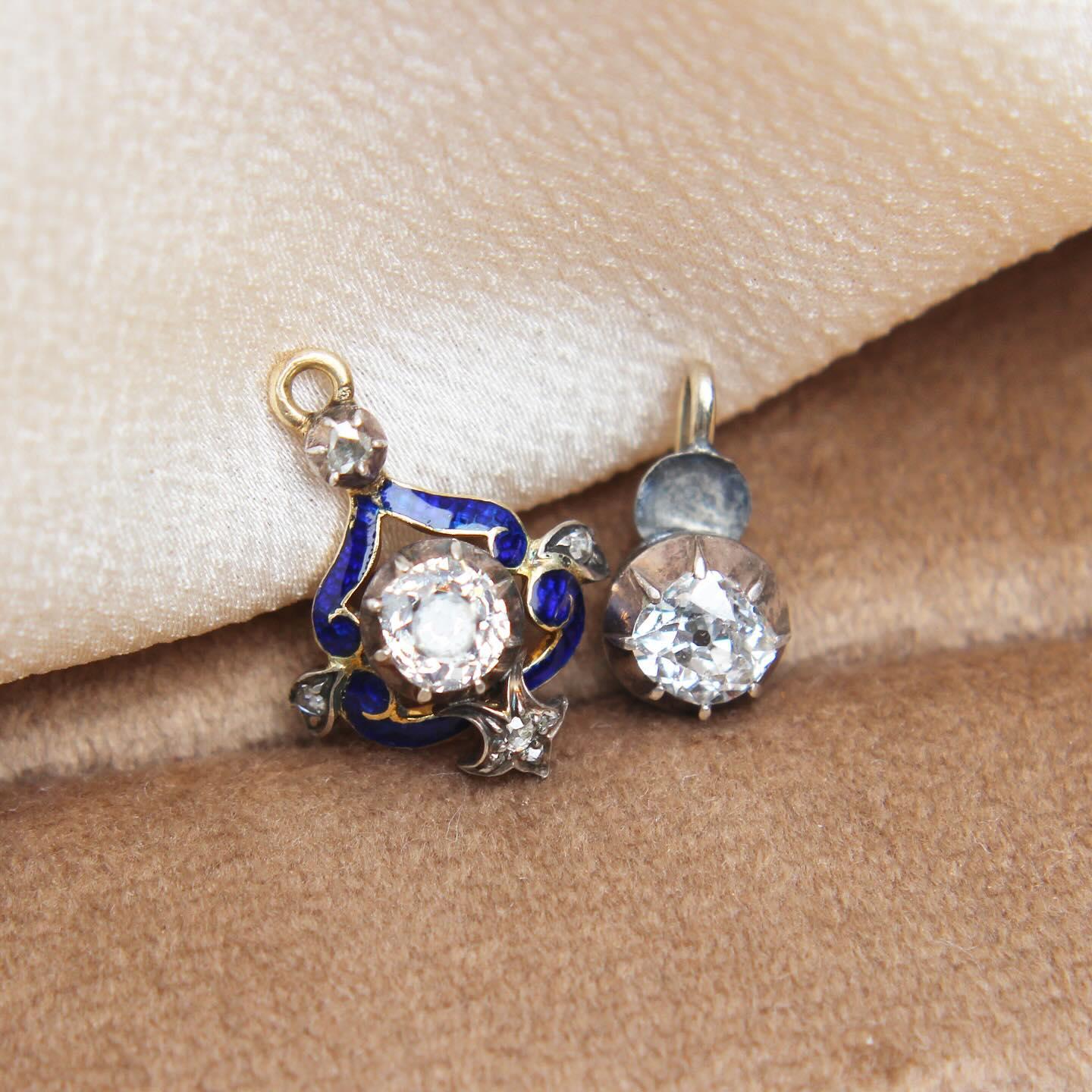 Un rare et merveilleux pendentif en diamant datant du début de l'ère victorienne. Le pendentif est orné d'un diamant central de taille ancienne, monté sur une monture en argent à collet taillé. Le diamant est entouré d'un élégant émail bleu et de