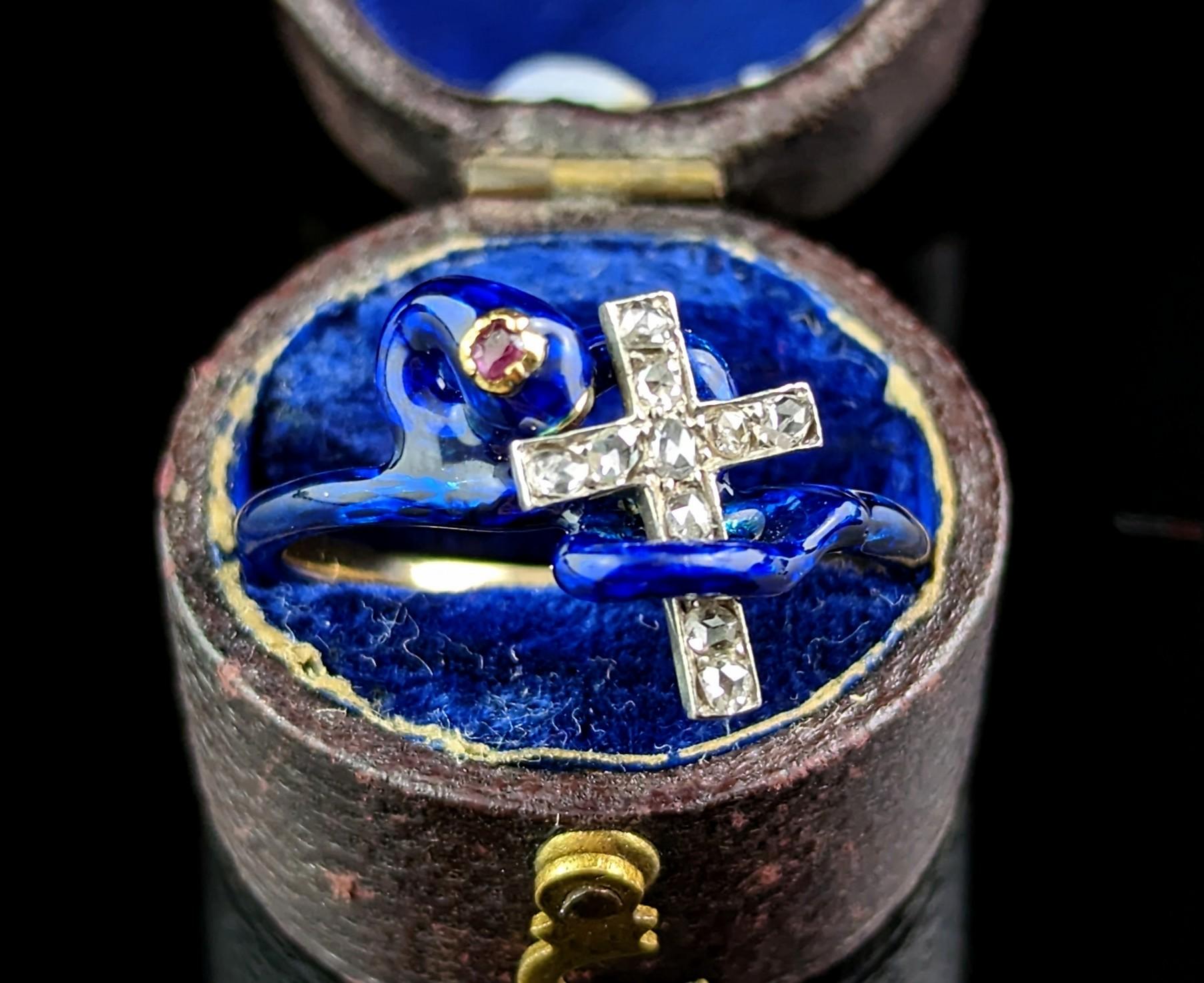 Art nouveau Bague russe ancienne en forme de serpent en émail bleu, croix en diamants et rubis, or 14 carats  en vente
