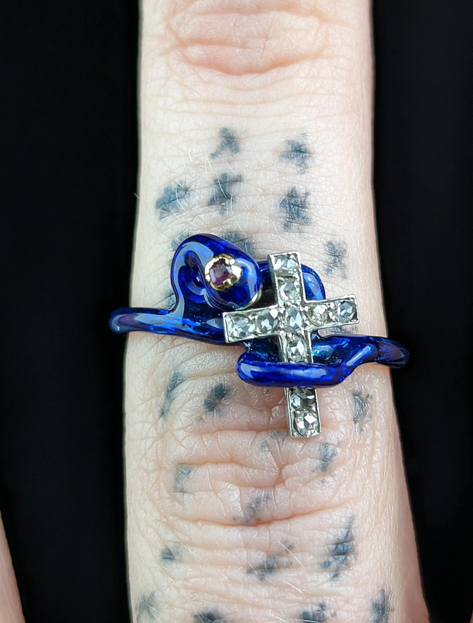 Bague russe ancienne en forme de serpent en émail bleu, croix en diamants et rubis, or 14 carats  Bon état - En vente à NEWARK, GB