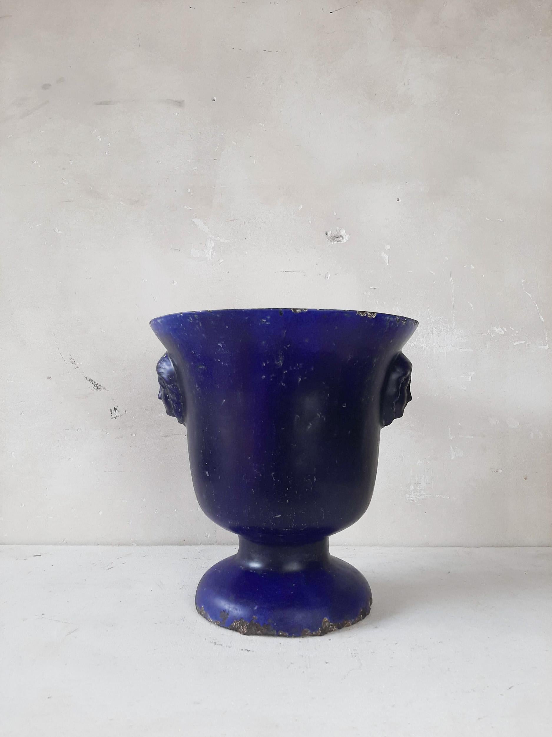 Antique, beau vase en fonte émaillée bleue Paris en Cie

Mesures : Hauteur 32 cm
Diamètre 31 cm.