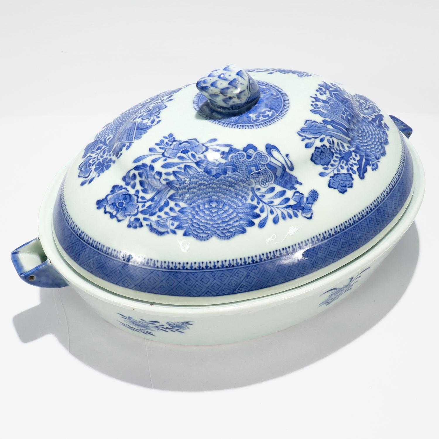 A fine antique Chinese export porcelain warming dish and lid.

In the Fitzhugh pattern.

Decorated in underglaze blue.

With a trellis-diaper and spear-head dumbell border to both the cover and tray. 

The center of the tray and cover decorated both