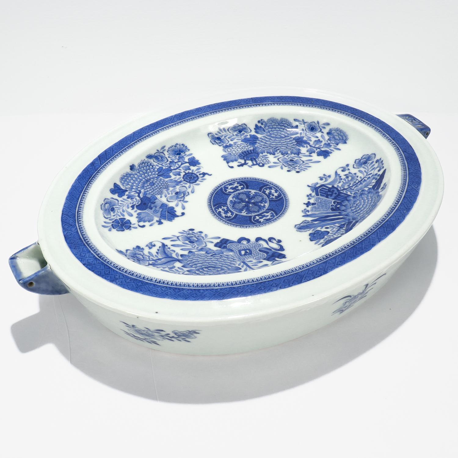 Antique Blue Fitzhugh Pattern Chinese Export Porcelain Tray Warmer & Cover In Good Condition For Sale In Philadelphia, PA