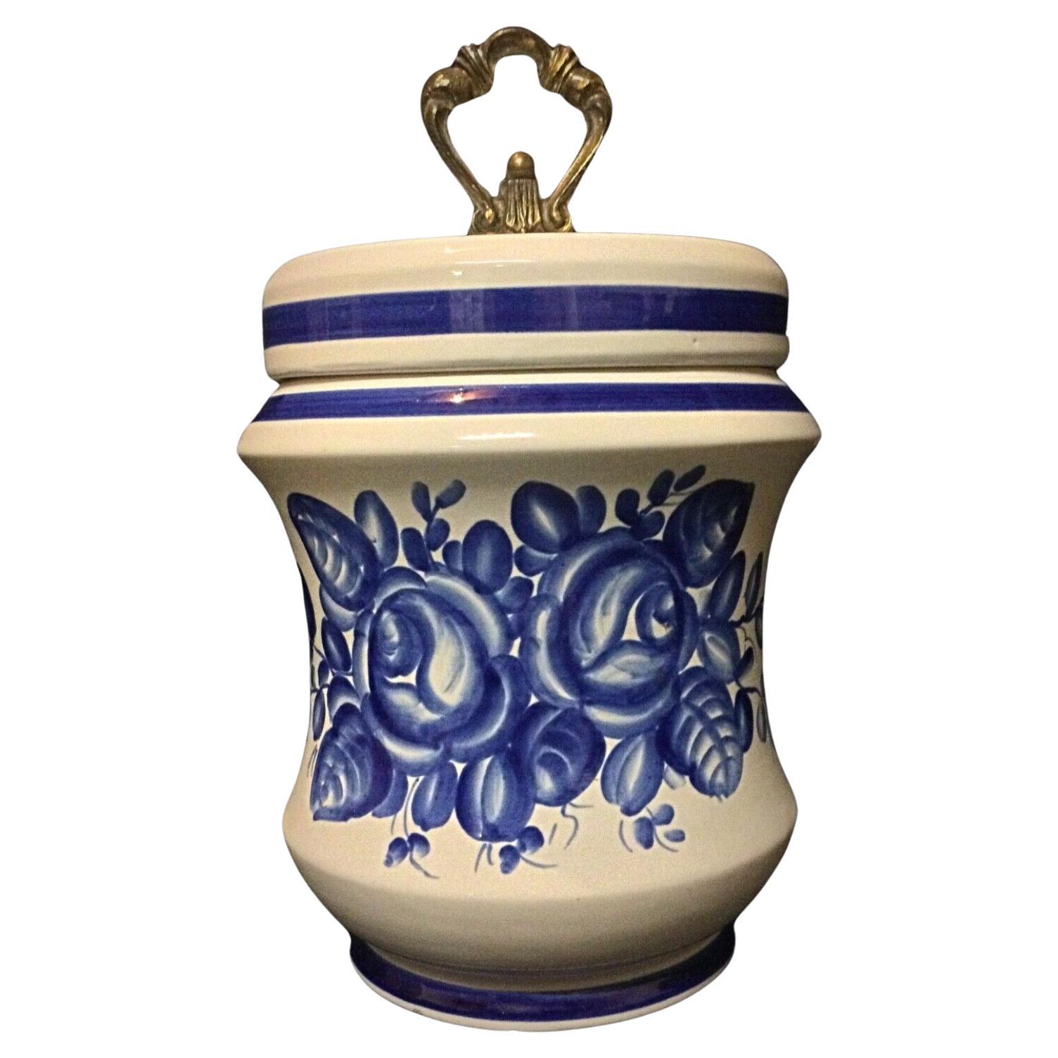 Urna funeraria antigua de loza floral azul - Diseño Macabo, Siglo XX - 2Y20