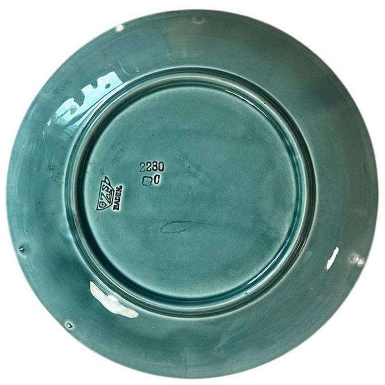 Un bellissimo piatto in maiolica Art Nouveau con trama a intreccio e frutti di mora e ciliegia. Questo pezzo antico è stato creato nel 1900 in Germania. È rotondo e presenta una trama a cesto sulla parte anteriore del piatto. Il motivo è smaltato in
