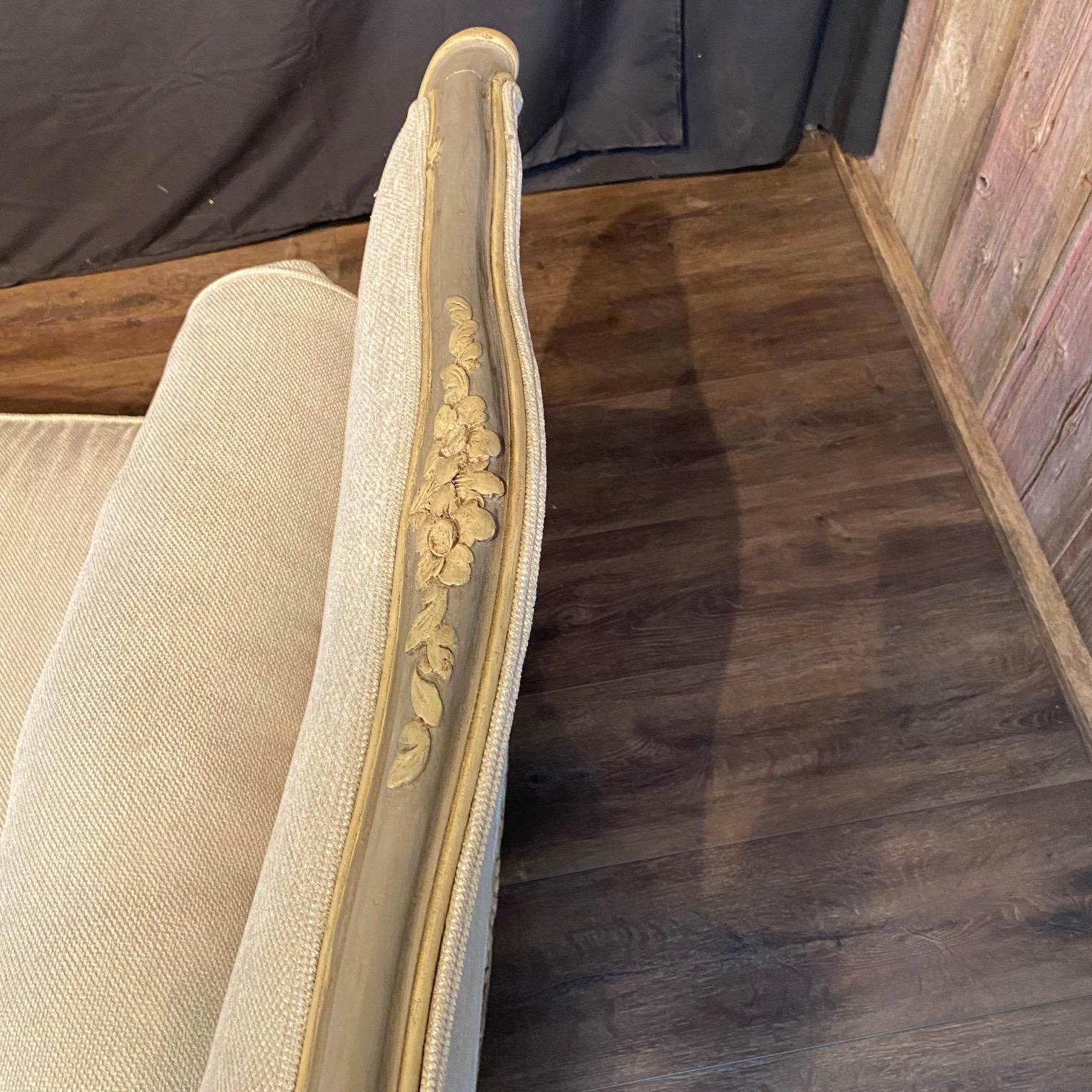 Antique lit de repos Louis XV gris bleu avec peinture d'origine et tapisserie d'ameublement neuve en vente 4