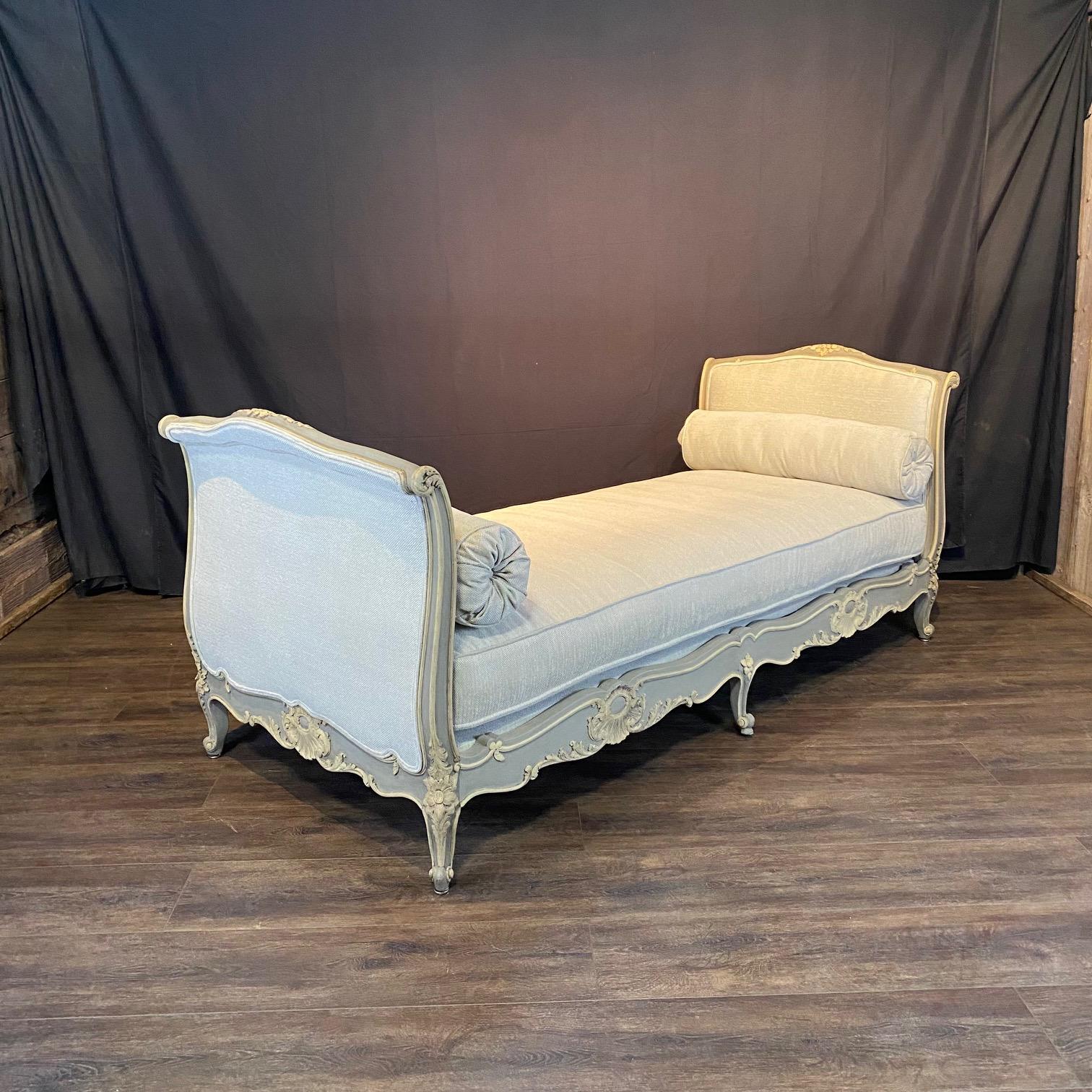 Antique lit de repos Louis XV gris bleu avec peinture d'origine et tapisserie d'ameublement neuve en vente 5