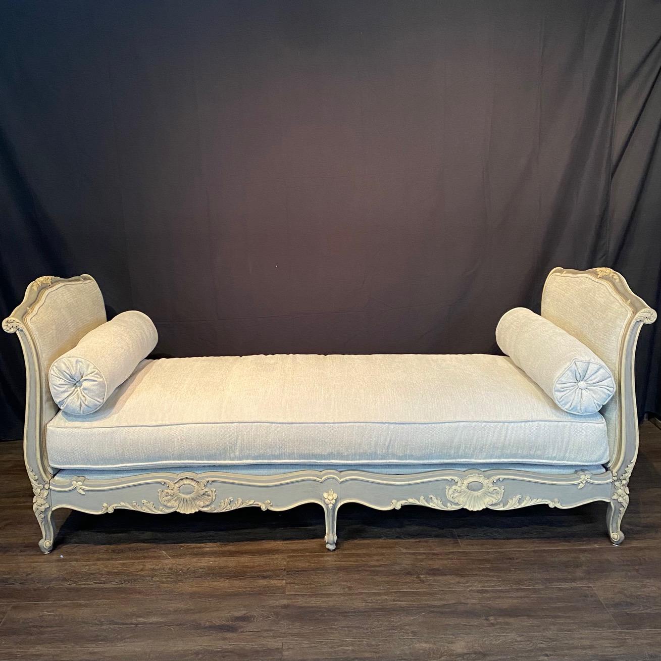 Antique lit de repos Louis XV gris bleu avec peinture d'origine et tapisserie d'ameublement neuve en vente 6