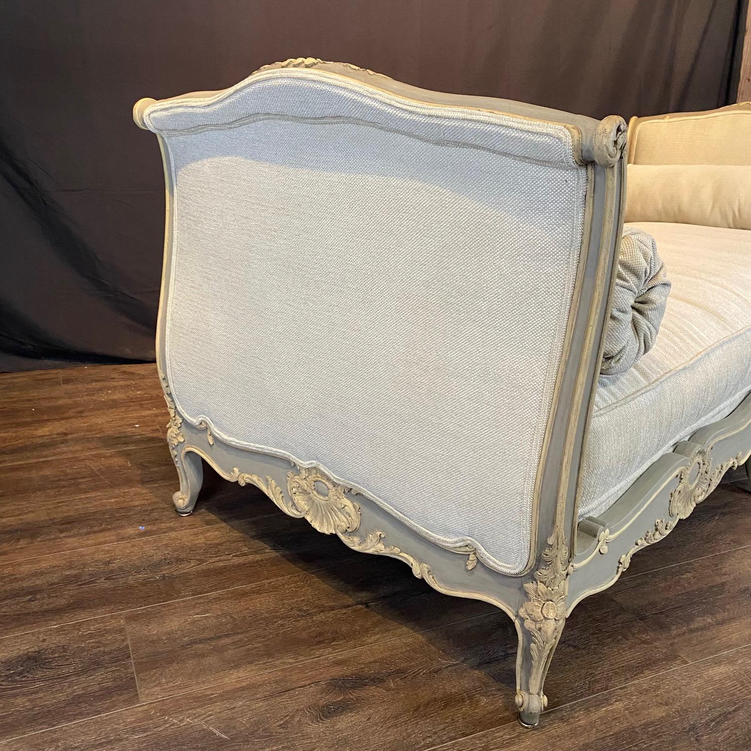 Français Antique lit de repos Louis XV gris bleu avec peinture d'origine et tapisserie d'ameublement neuve en vente