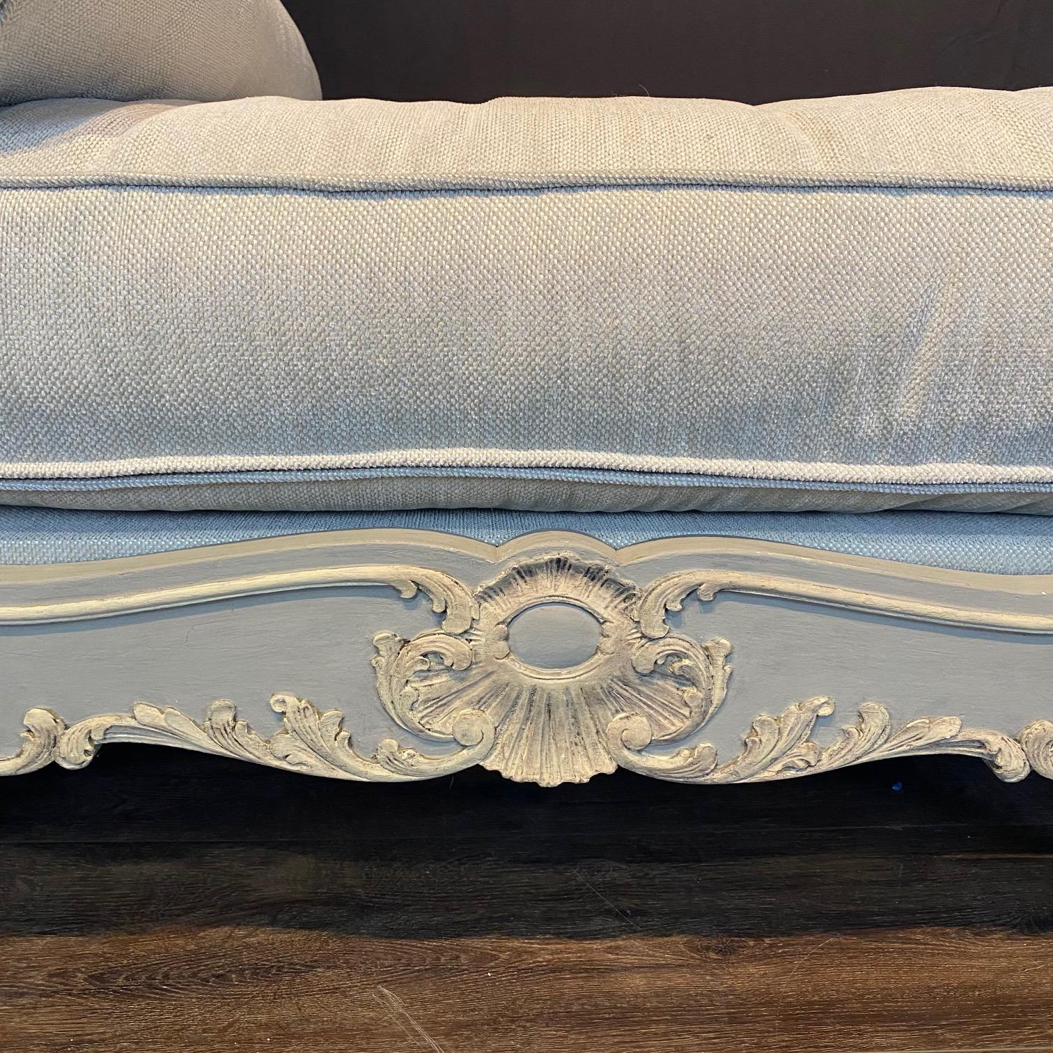 Tissu d'ameublement Antique lit de repos Louis XV gris bleu avec peinture d'origine et tapisserie d'ameublement neuve en vente