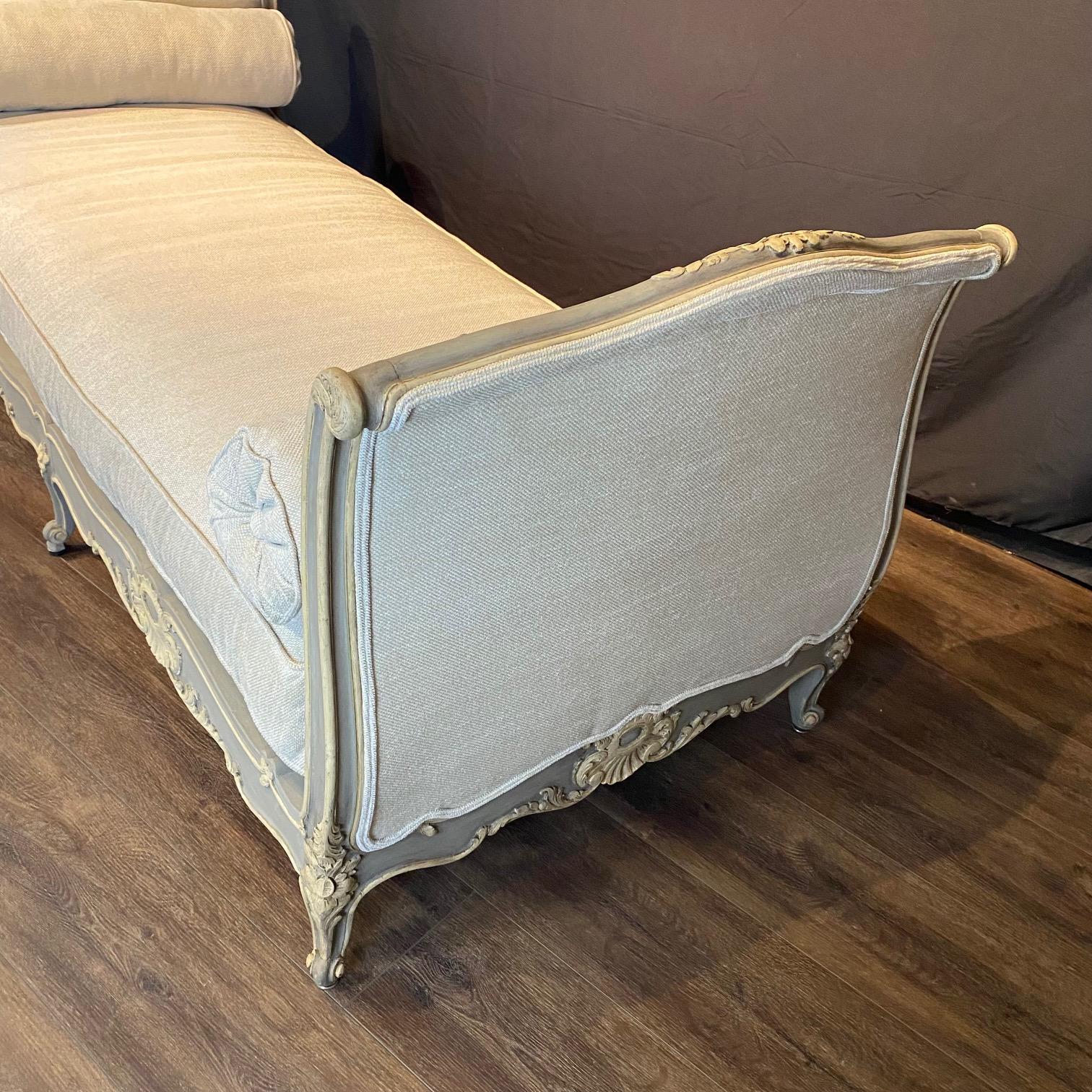 Antique lit de repos Louis XV gris bleu avec peinture d'origine et tapisserie d'ameublement neuve en vente 1