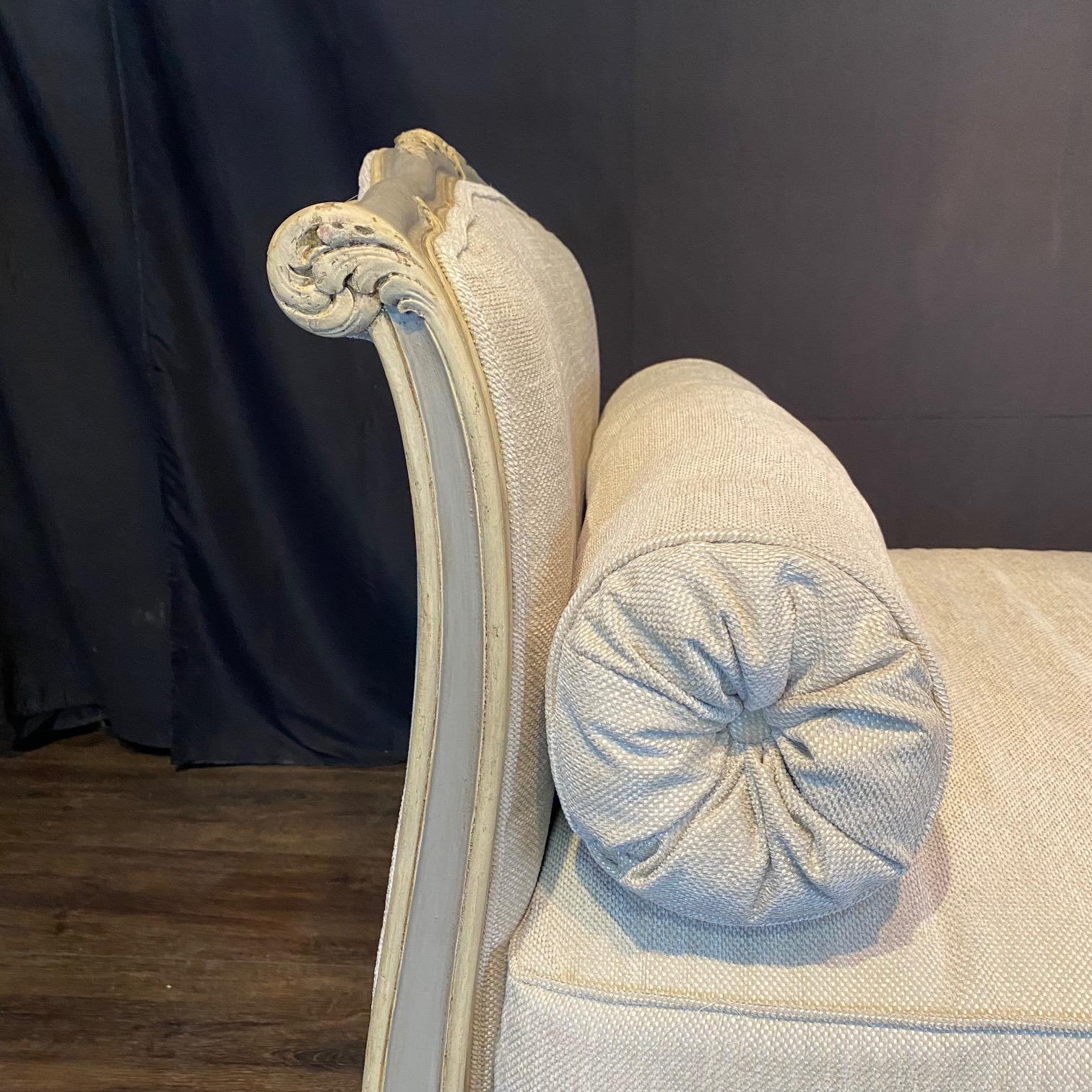 Antique lit de repos Louis XV gris bleu avec peinture d'origine et tapisserie d'ameublement neuve en vente 2