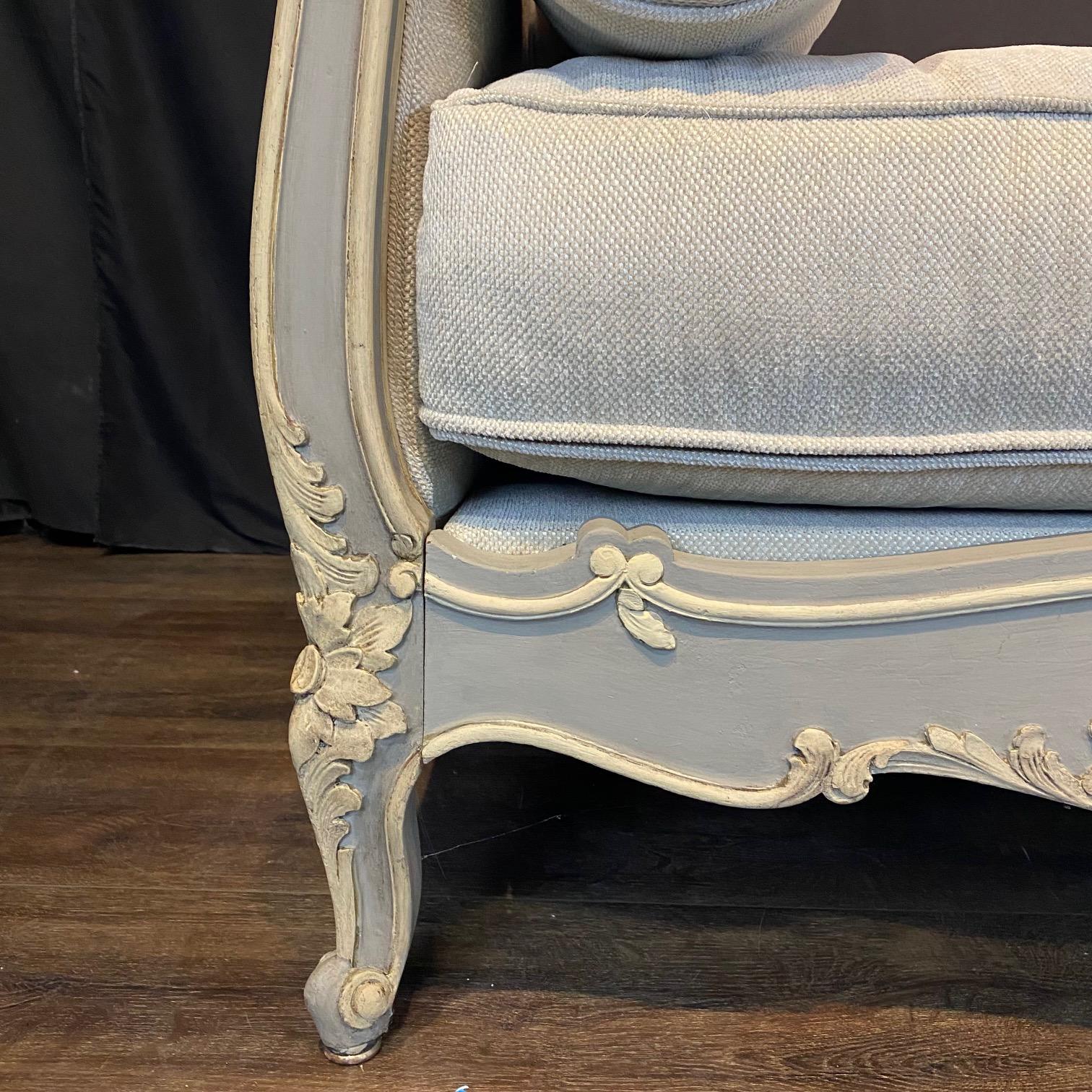 Antique lit de repos Louis XV gris bleu avec peinture d'origine et tapisserie d'ameublement neuve en vente 3