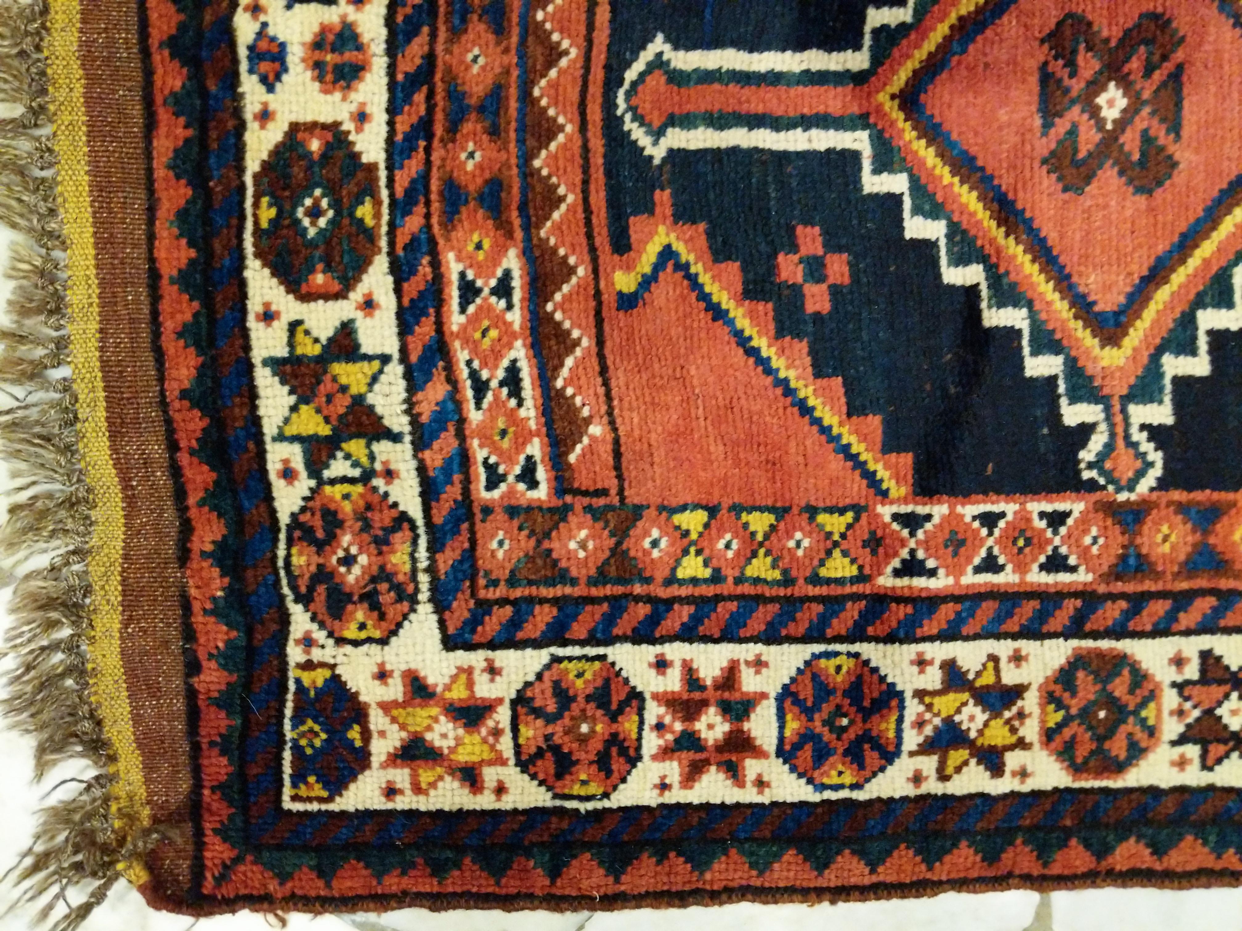 Tapis long kurde kazak à fond bleu antique en vente 2