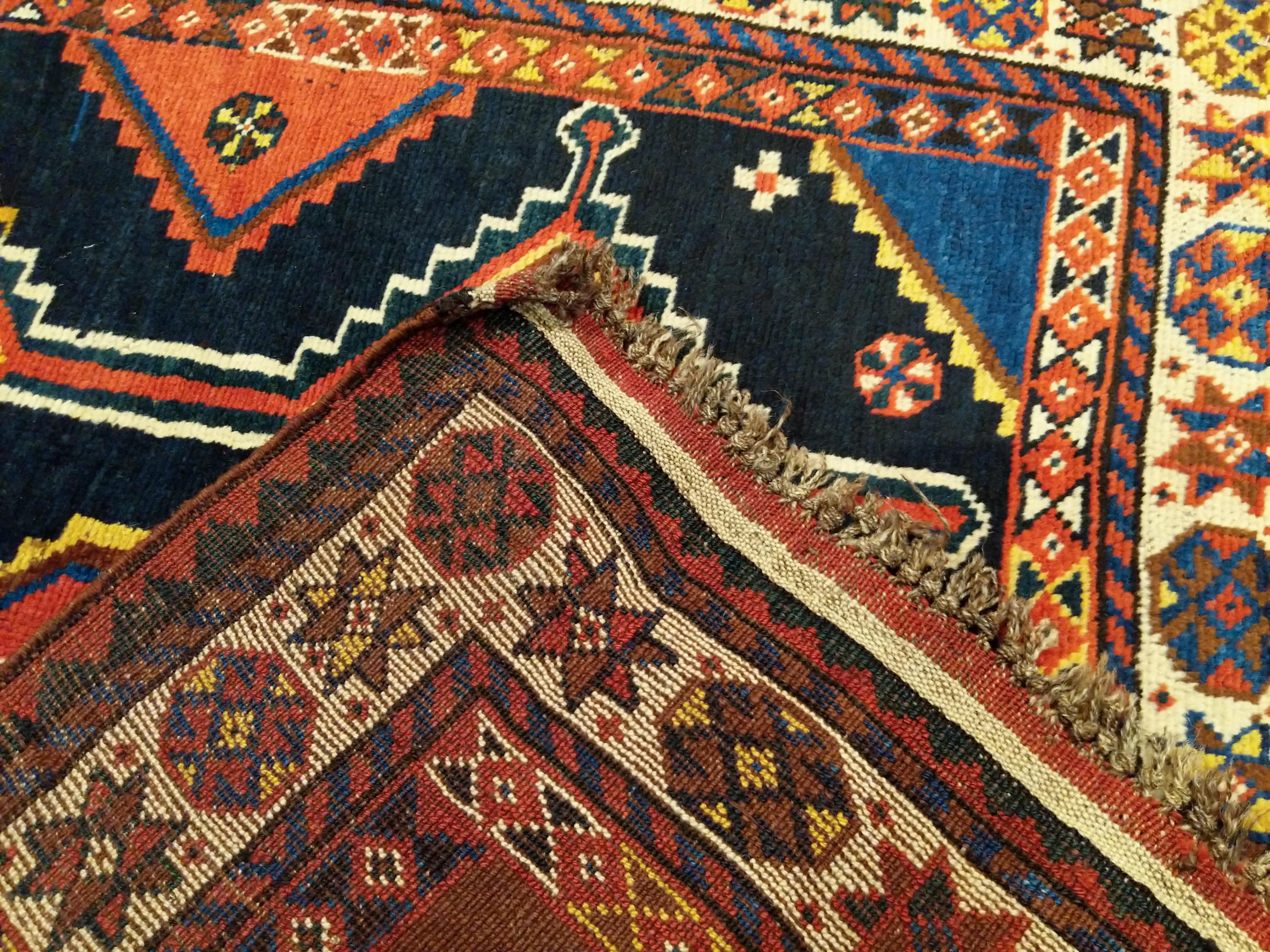 Tapis long kurde kazak à fond bleu antique en vente 4