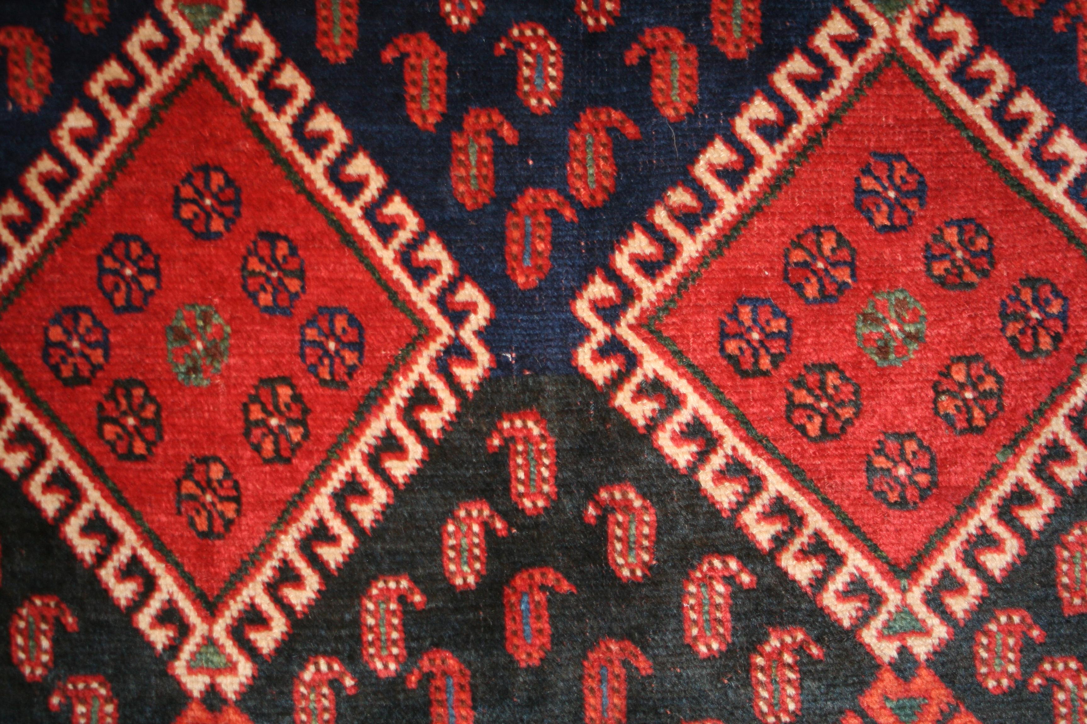 Alfombra larga kurda kazaka de fondo azul antiguo Kazajo en venta