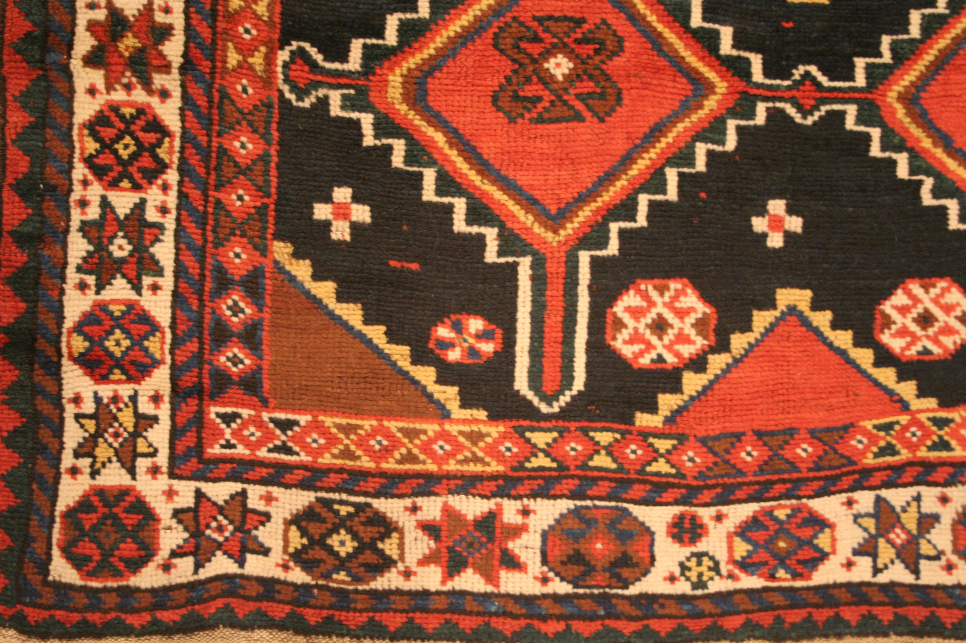 Kazakh Tapis long kurde kazak à fond bleu antique en vente