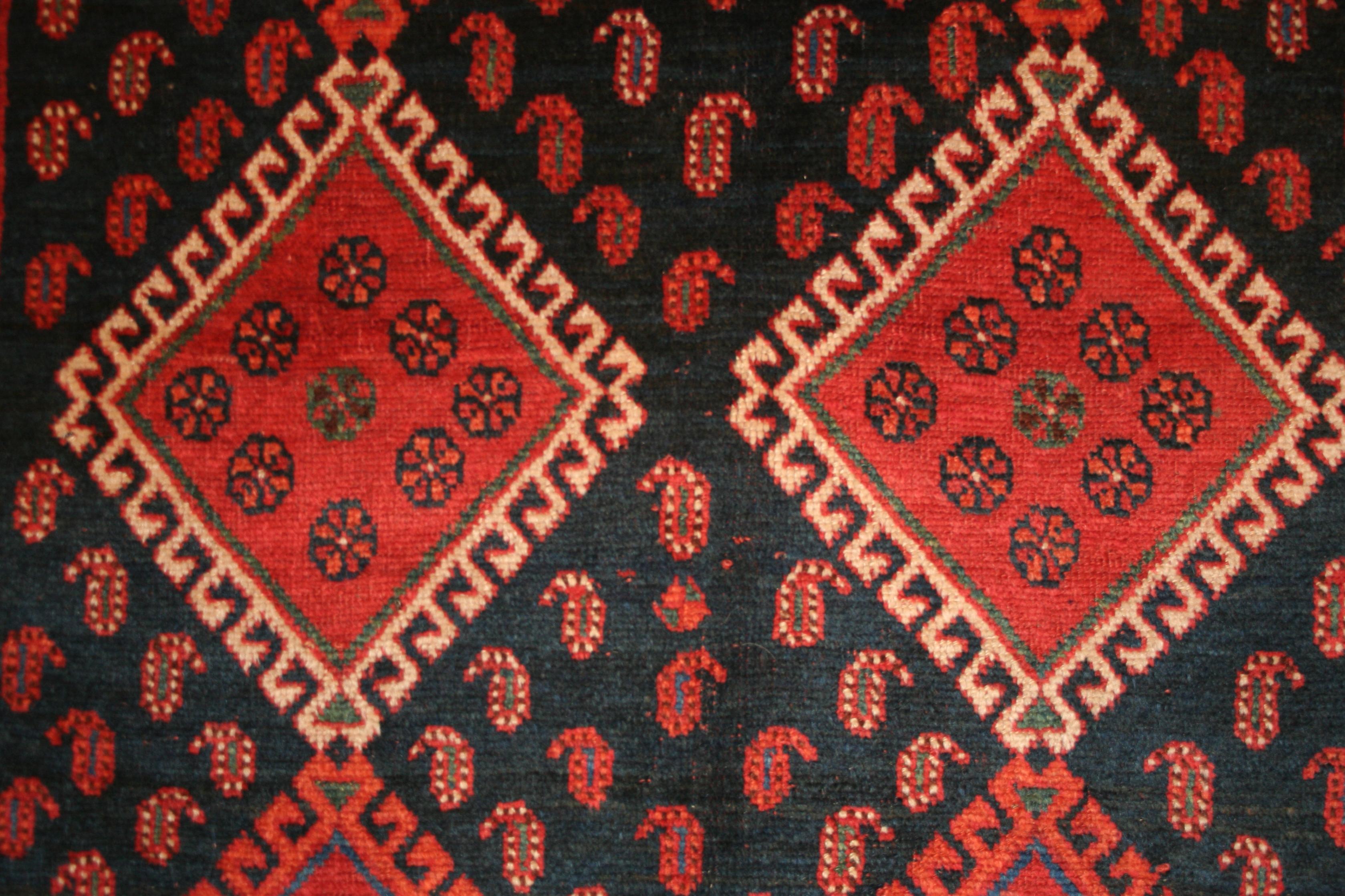 Alfombra larga kurda kazaka de fondo azul antiguo Caucásico en venta