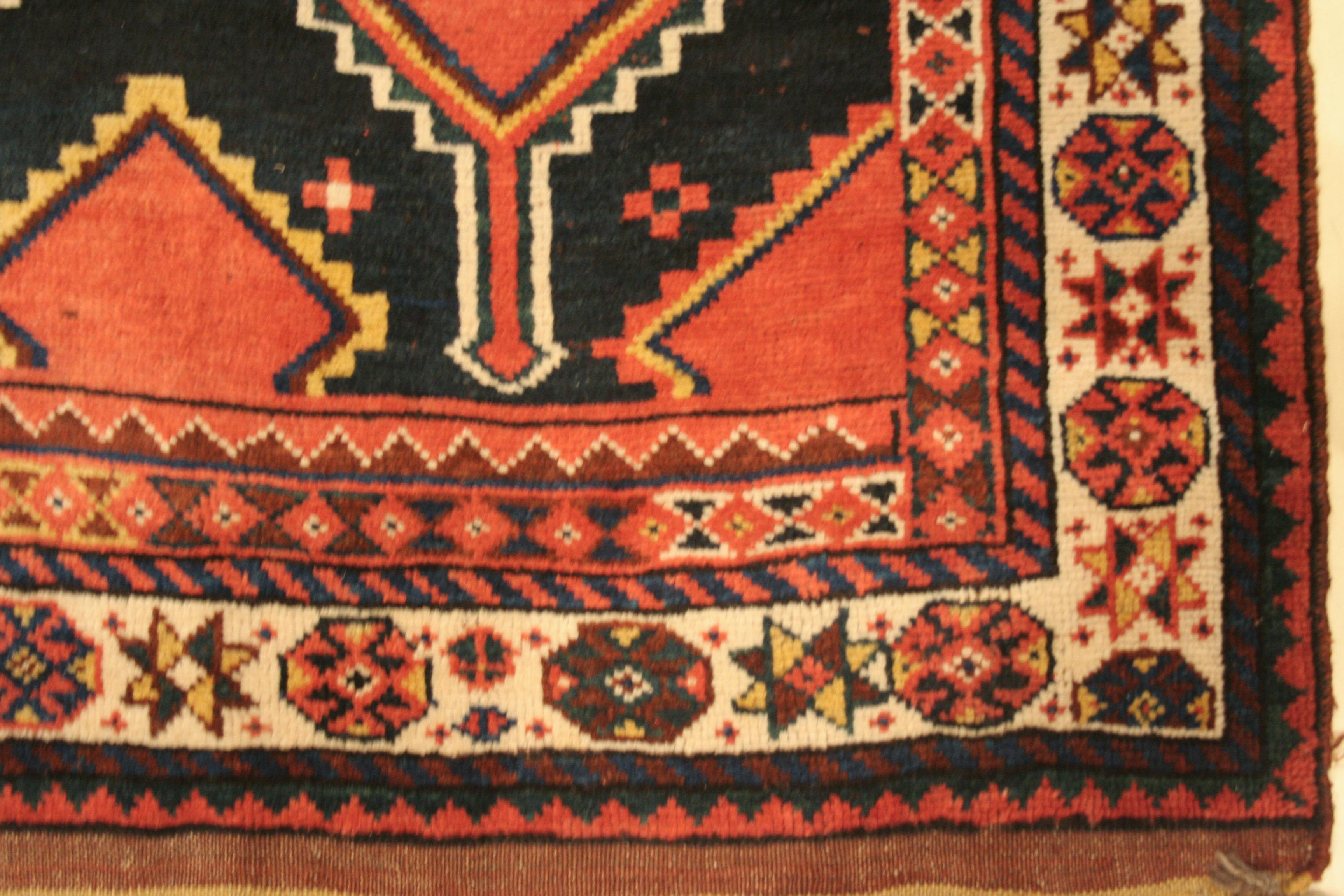 Caucasien Tapis long kurde kazak à fond bleu antique en vente