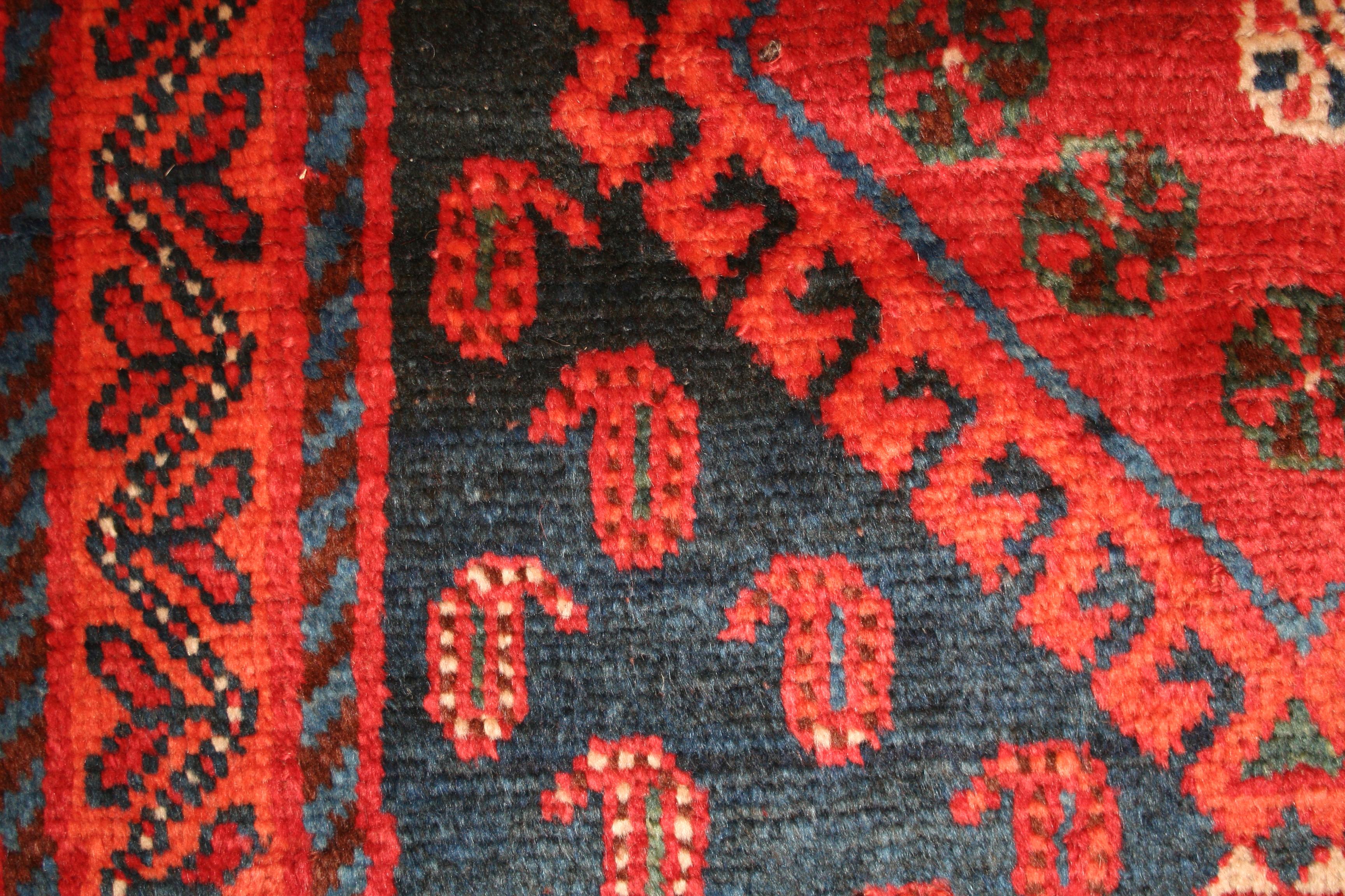 Alfombra larga kurda kazaka de fondo azul antiguo Anudado a mano en venta
