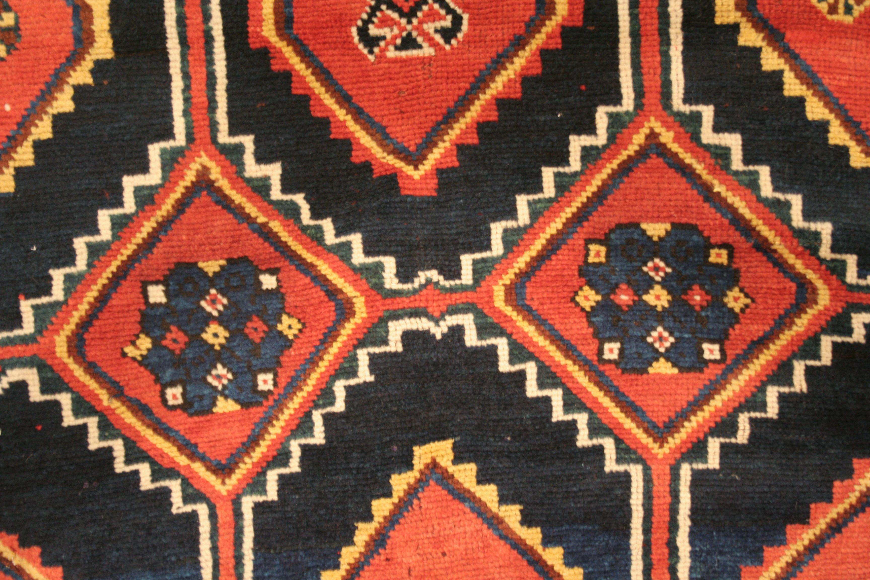 Noué à la main Tapis long kurde kazak à fond bleu antique en vente