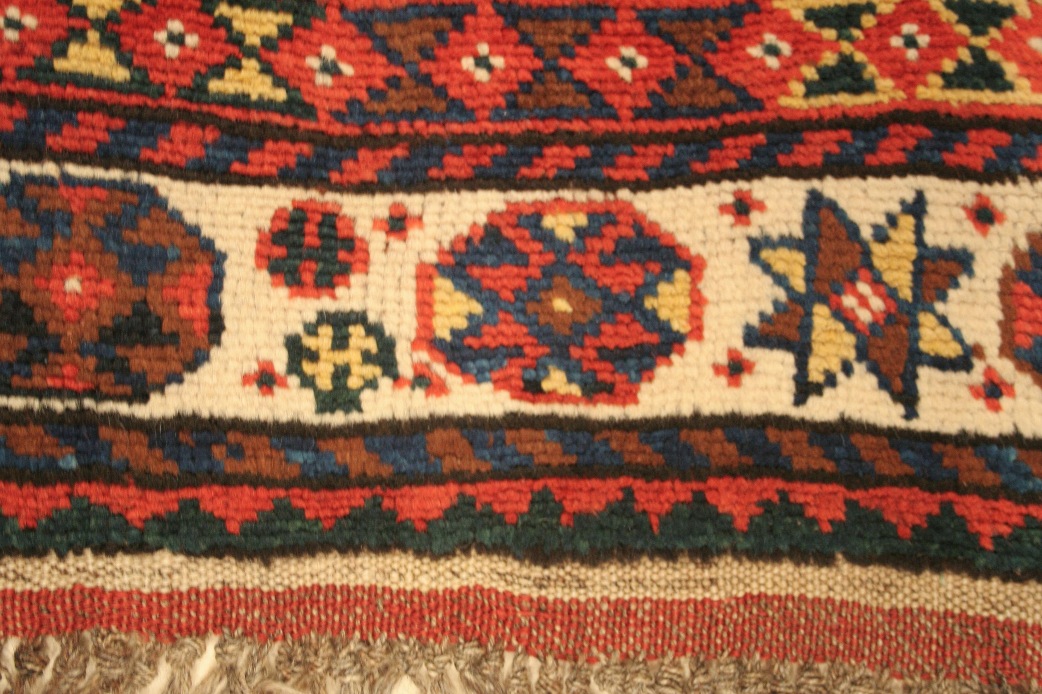 Tapis long kurde kazak à fond bleu antique Excellent état - En vente à Milan, IT