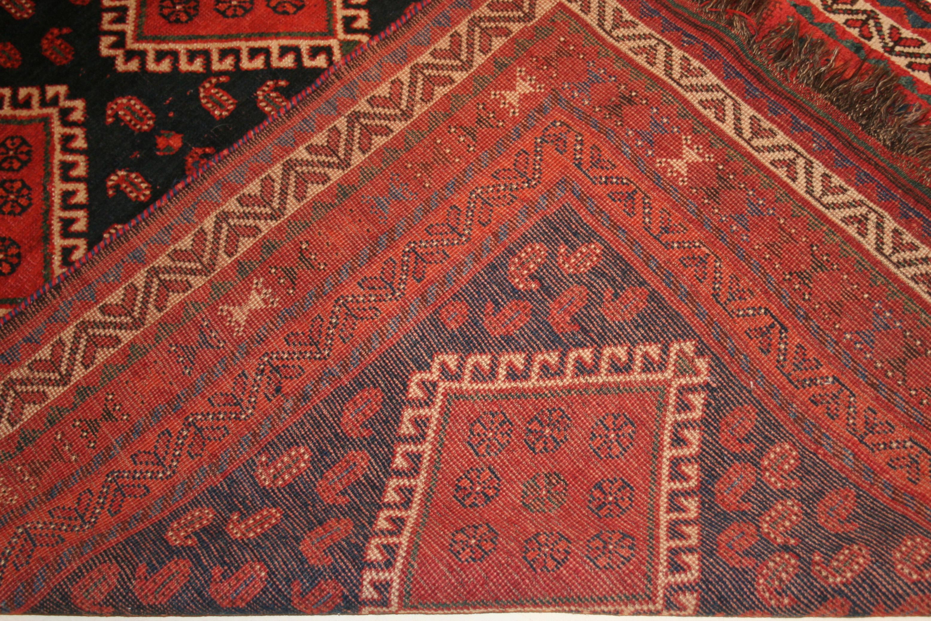Alfombra larga kurda kazaka de fondo azul antiguo siglo XX en venta