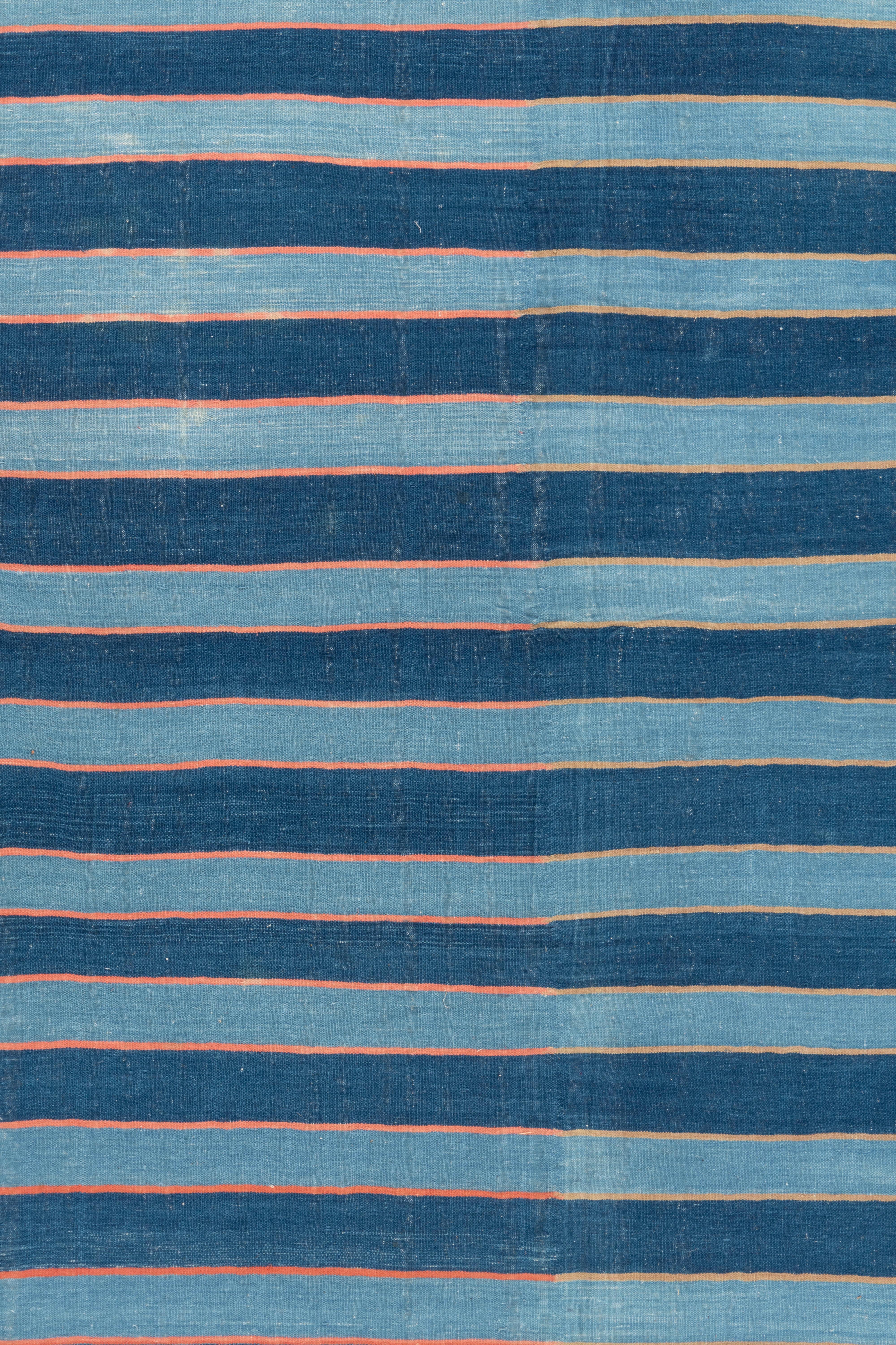 11'6 X 22'. È difficile trovare un Dhurrie di queste dimensioni e questo è un pezzo davvero speciale con il suo aspetto attraente e moderno. Un tappeto a trama piatta simile a un kilim tessuto a mano in India, i Dhurry sono stati prodotti in India