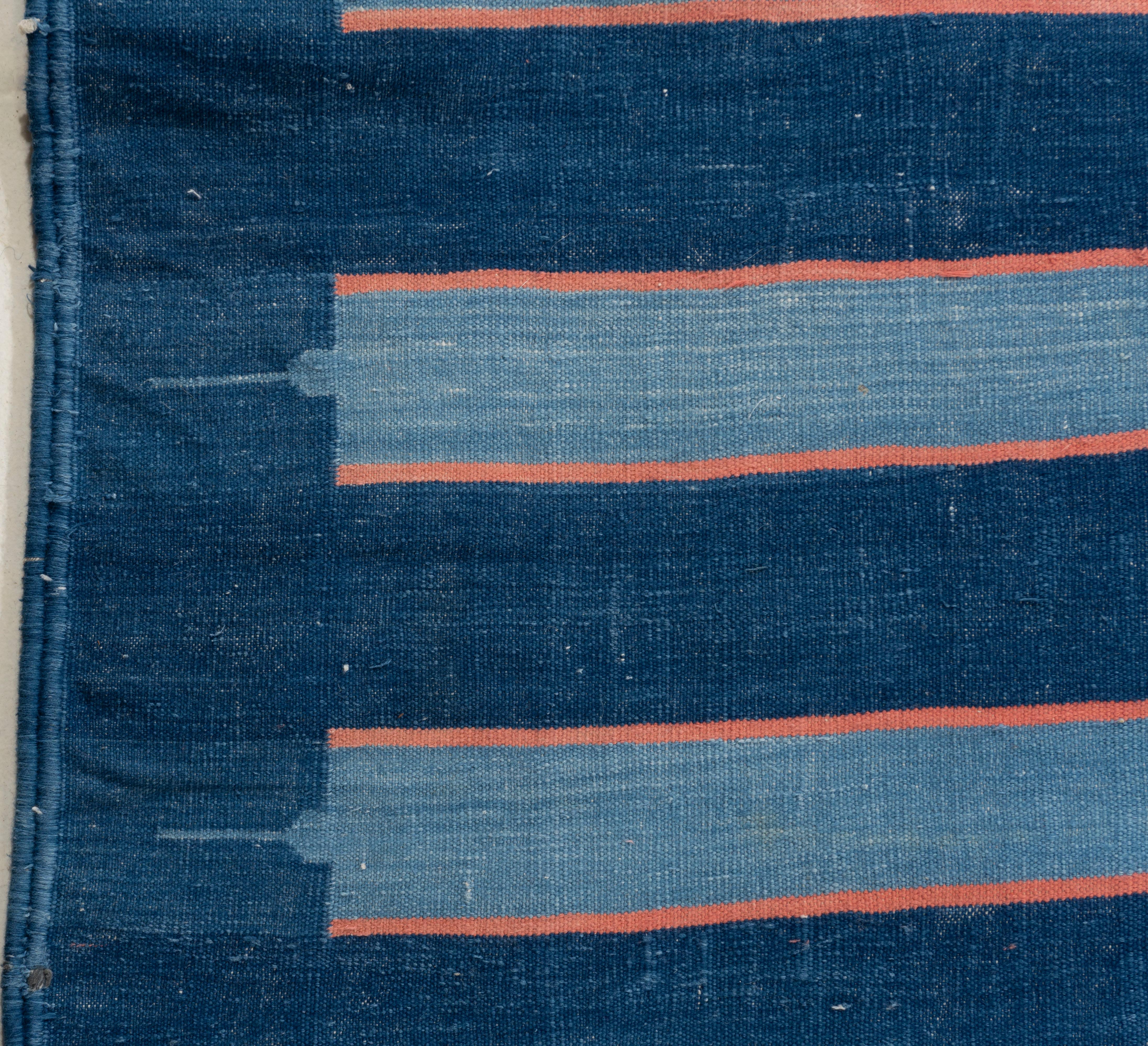 Tappeto Dhurrie indiano blu antico 11'6 X 22' In condizioni buone in vendita a New York, NY