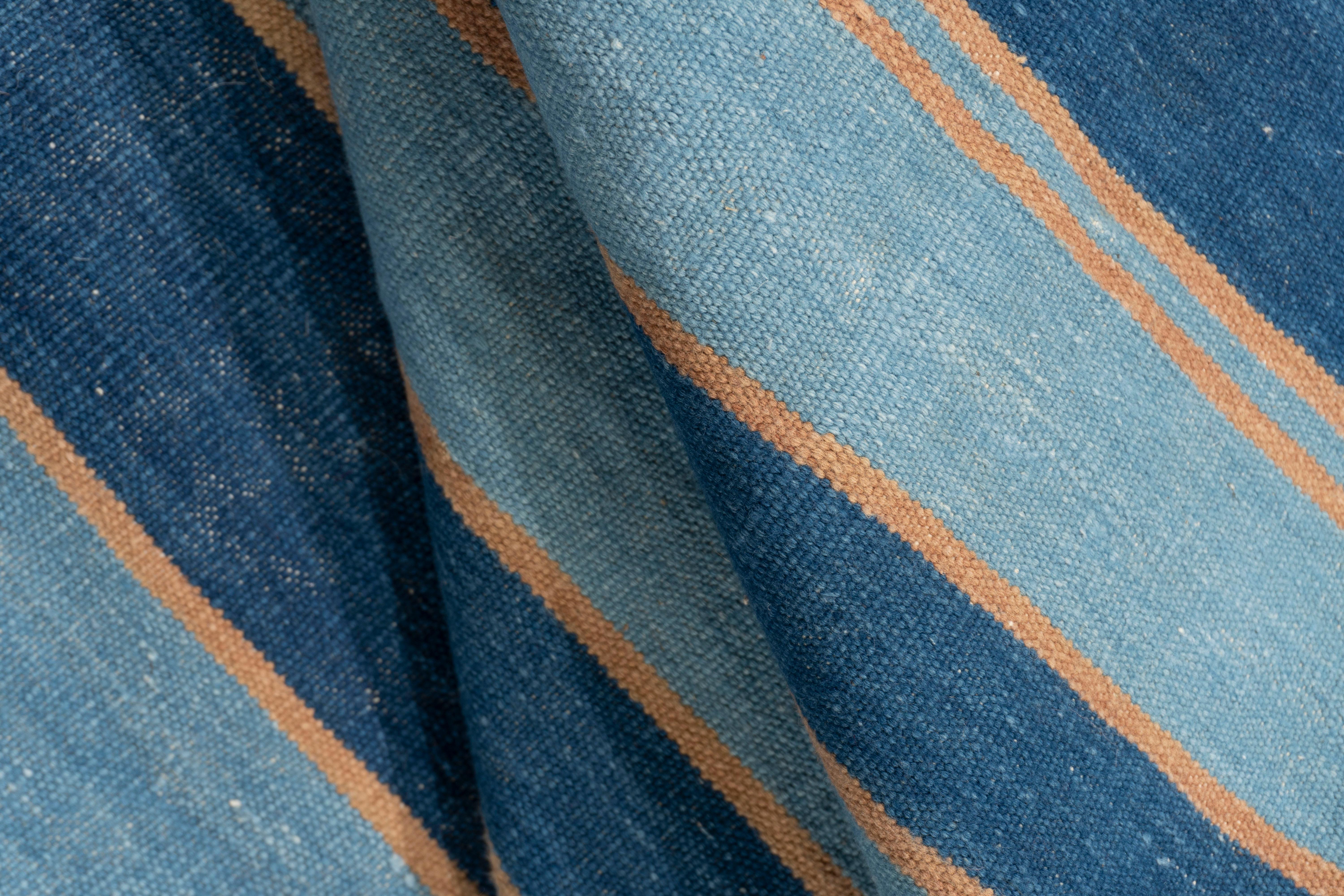 Tappeto Dhurrie indiano blu antico 11'6 X 22' in vendita 1