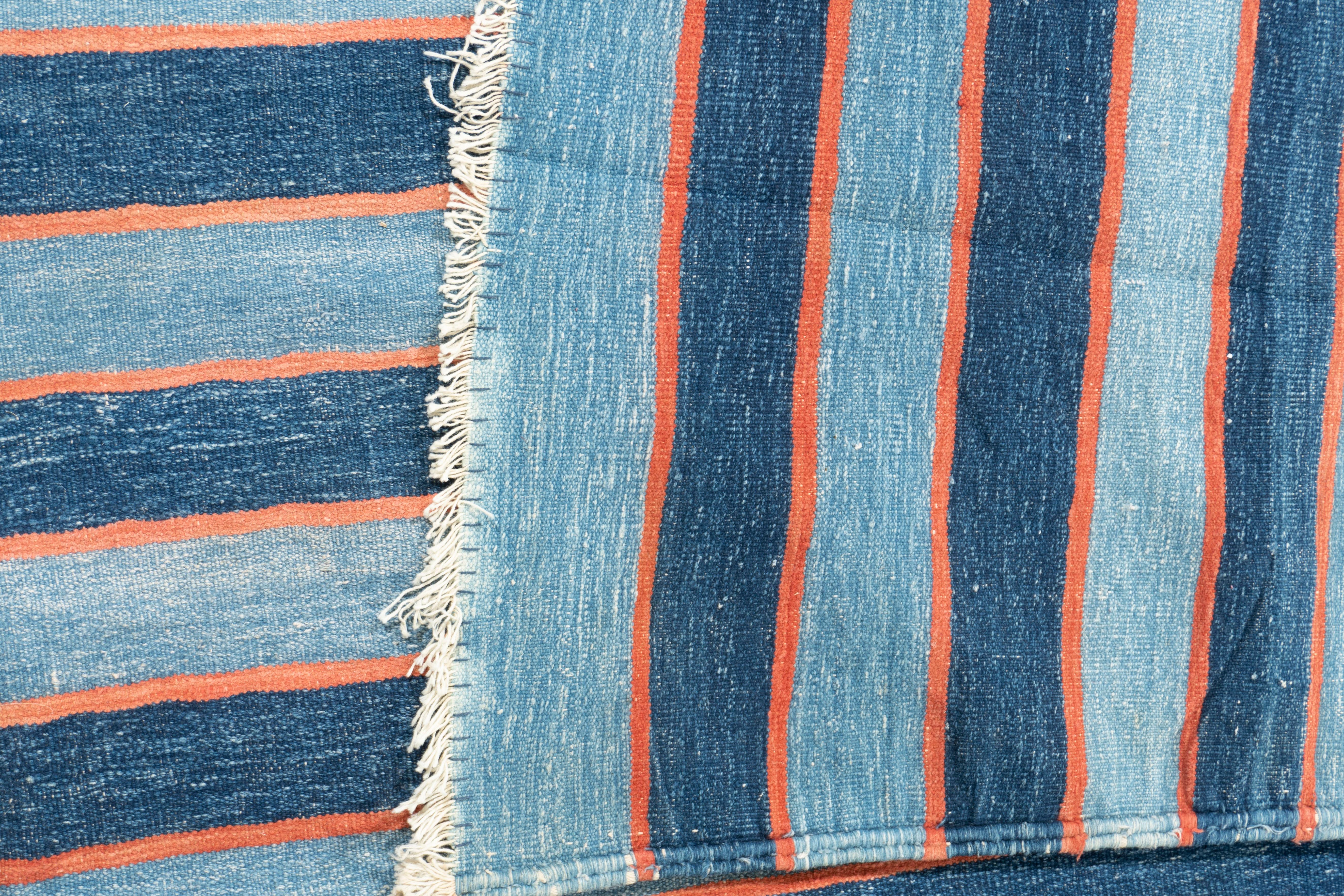 Antiker blauer indischer Dhurrie-Teppich 12'1 X 23'10 (Indisch) im Angebot