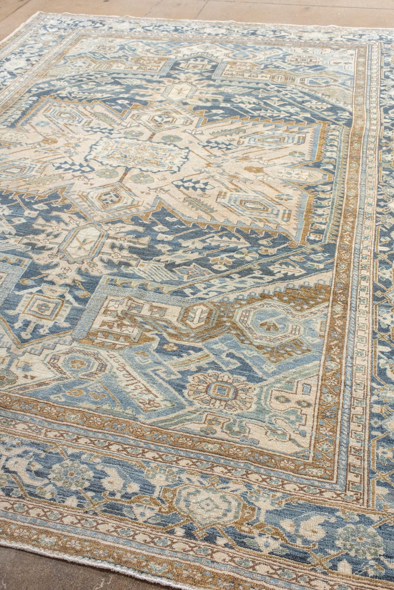 Perse Tapis Heriz bleu antique et ivoire en vente