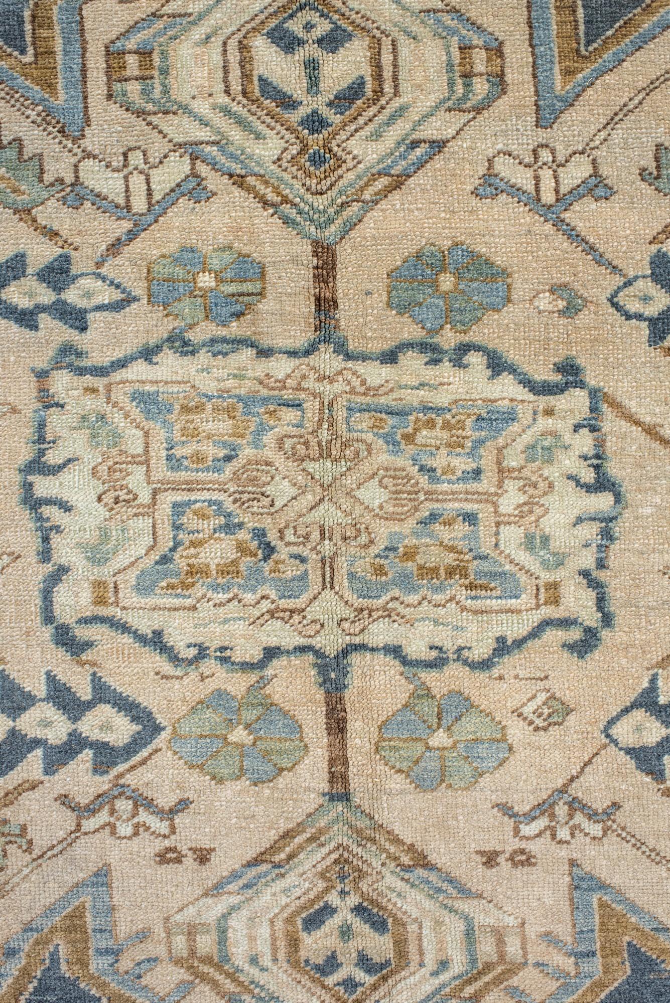 Noué à la main Tapis Heriz bleu antique et ivoire en vente