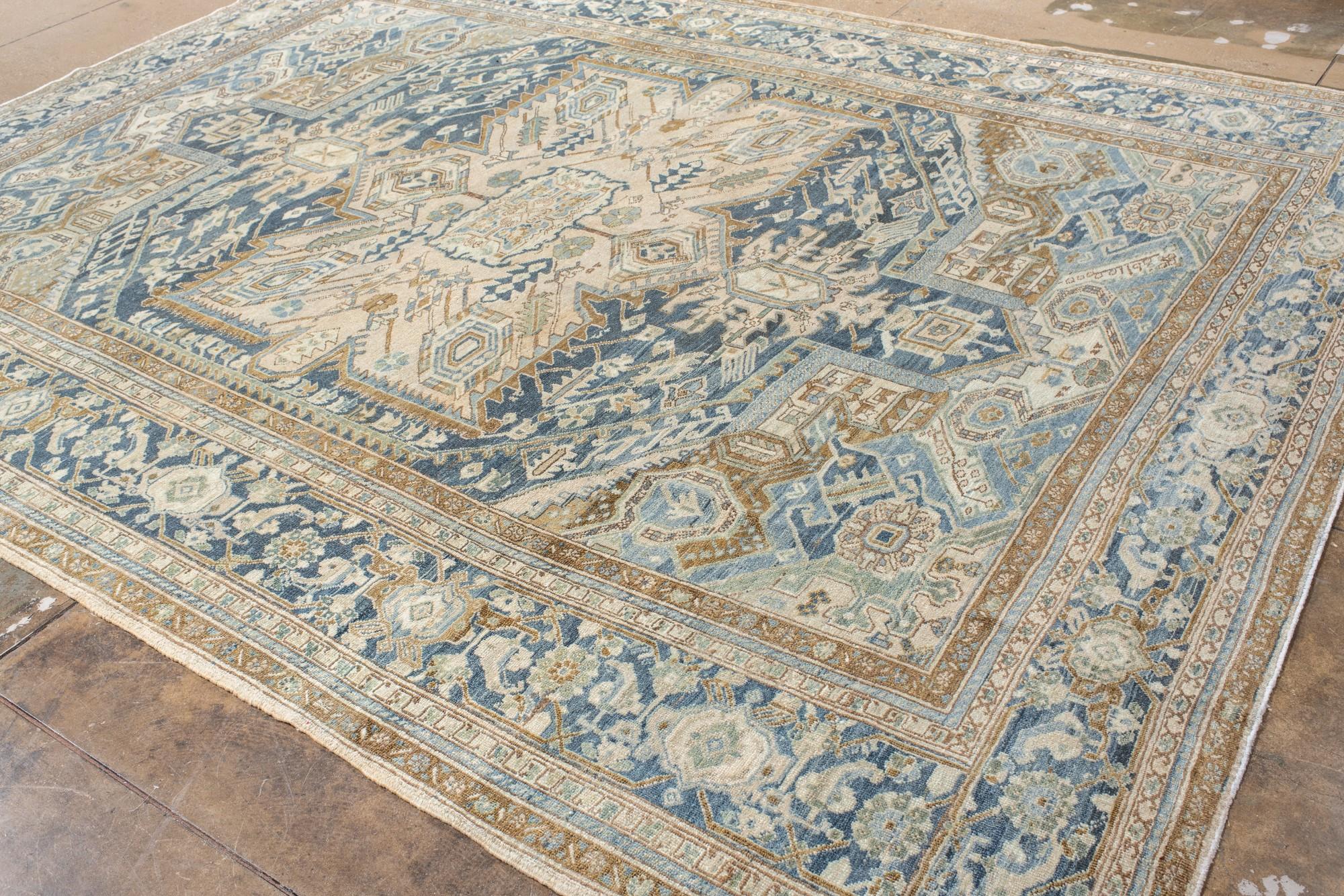 20ième siècle Tapis Heriz bleu antique et ivoire en vente