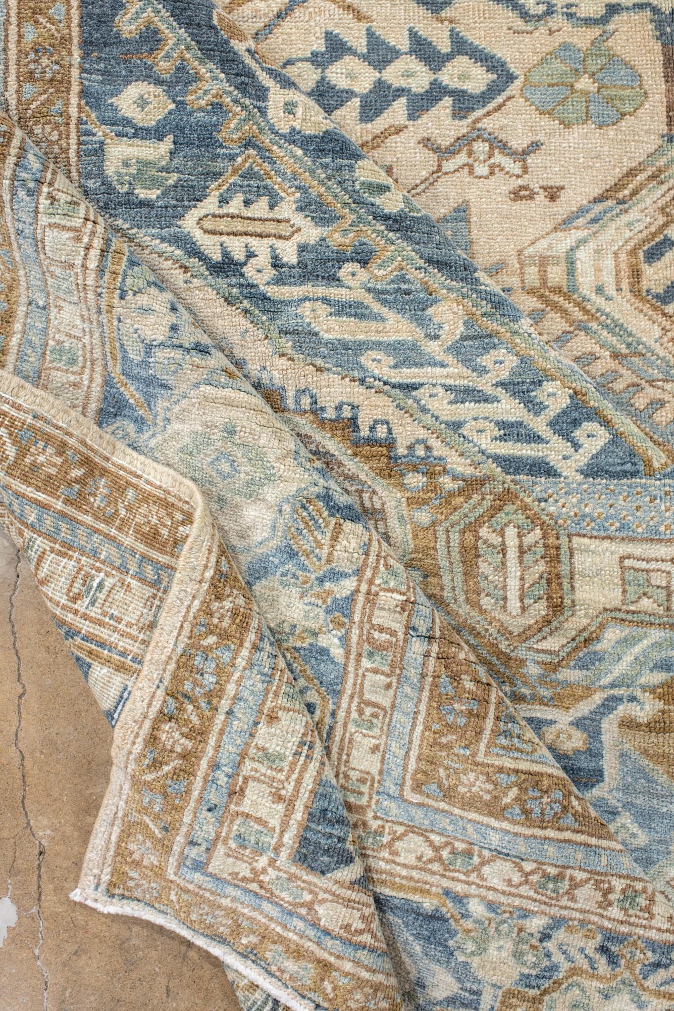 Tapis Heriz bleu antique et ivoire en vente 1