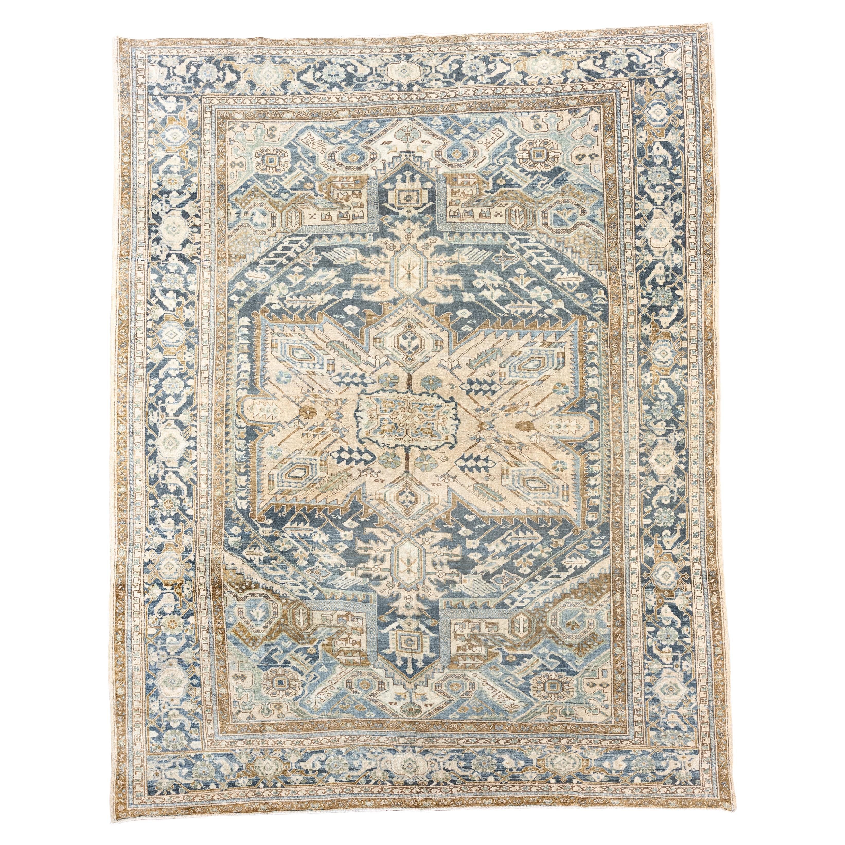 Tapis Heriz bleu antique et ivoire