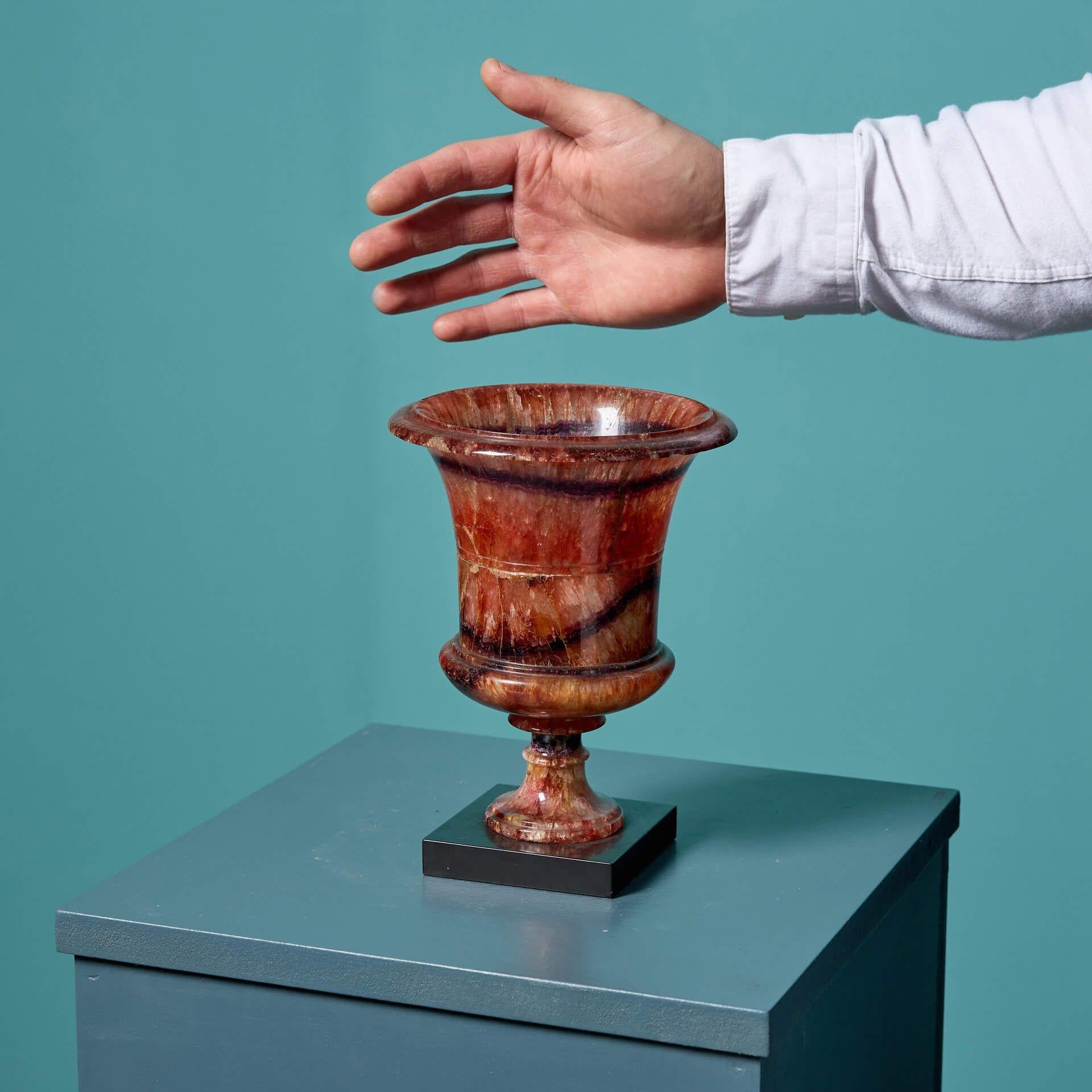 Un antico vaso Blue John Campana, risalente al 1820 circa. Realizzata con il sorprendente Blue Johns, questa bella urna mostra venature a bande in una classica forma a campana.
Presenta un dettaglio a forma di gadroon sopra una base soclea con una
