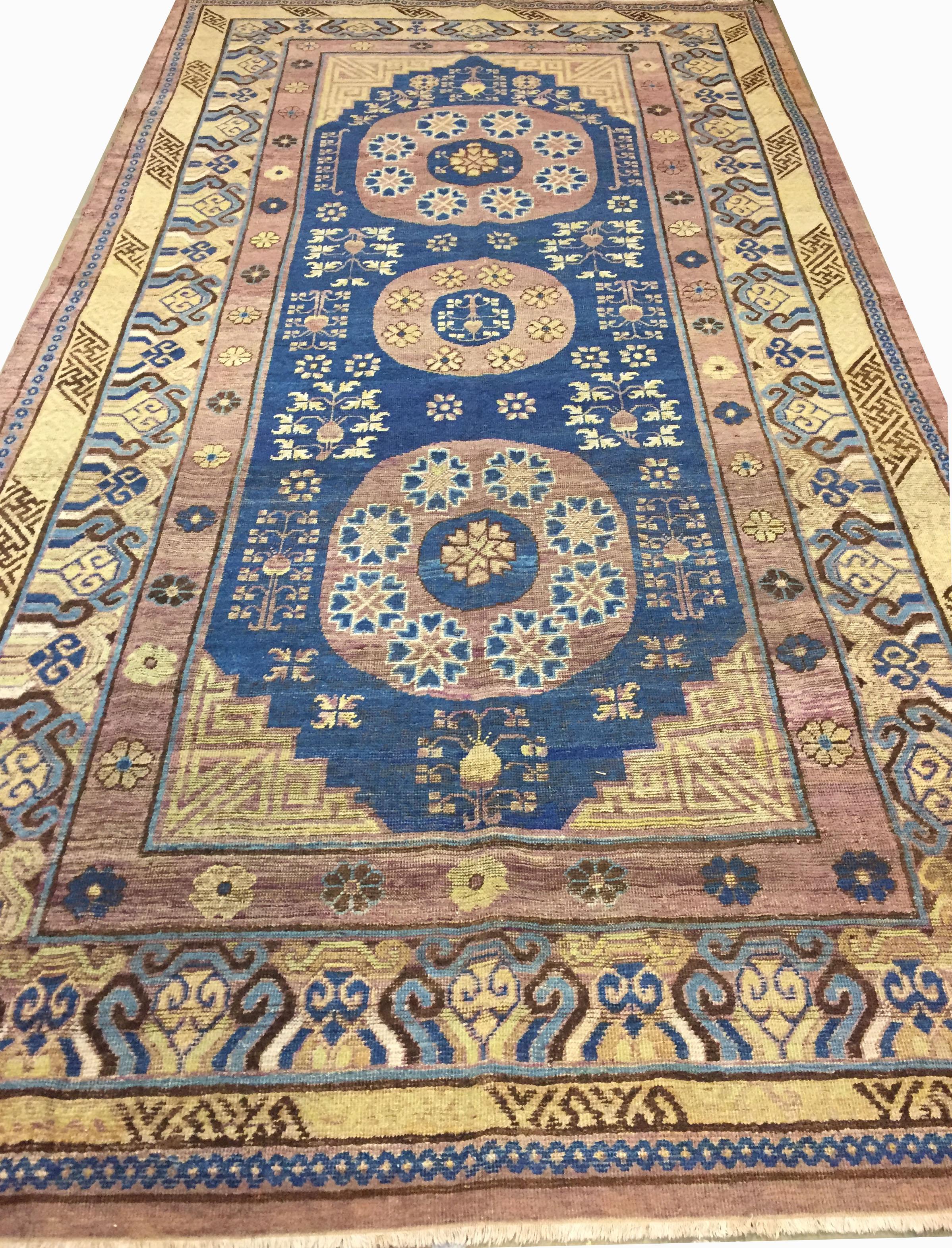 5'11 x 11'5. Les bleus merveilleux complètent si bien les jaunes et ce style de tapis convient aux pièces traditionnelles, mais fonctionne aussi exceptionnellement bien dans les pièces modernes. Le tapis est en très bon état et a été restauré par