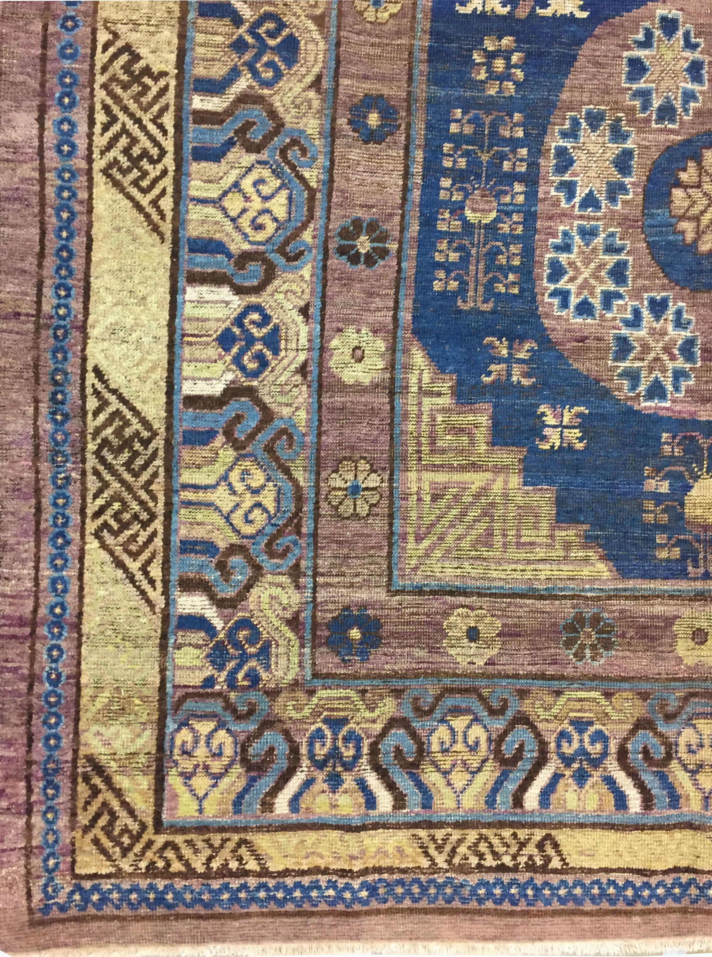 Chinois Tapis Khotan bleu ancien de 5'11 x 11'5 en vente