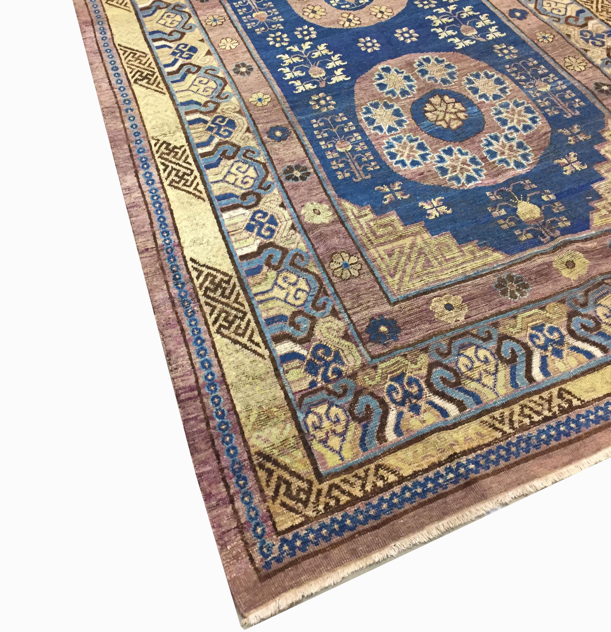 Tissé à la main Tapis Khotan bleu ancien de 5'11 x 11'5 en vente