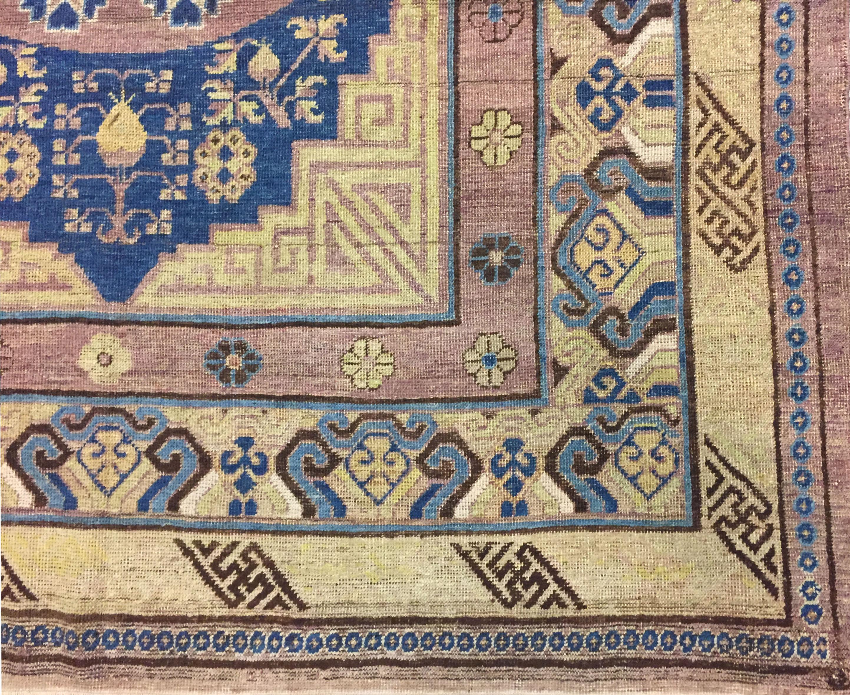 Tapis Khotan bleu ancien de 5'11 x 11'5 Bon état - En vente à New York, NY