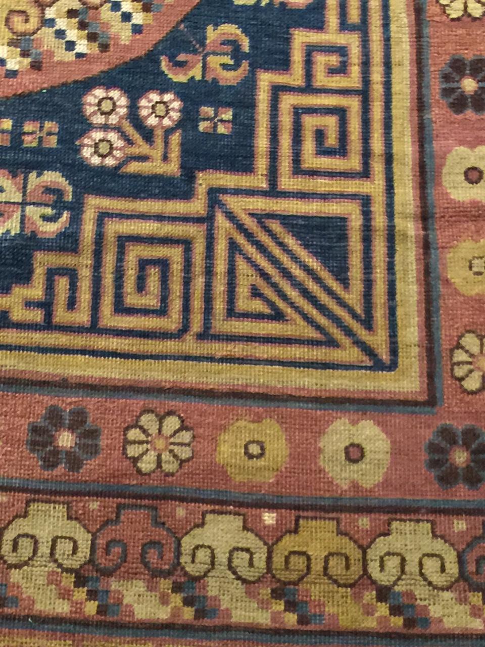 6'8 x 13'3. Ancien tapis Khotan/Samarkand du Turkestan oriental vers 1900. Ces tapis décoratifs sont d'excellentes pièces d'accentuation, utilisant un bel équilibre de motifs géométriques et floraux. Sa taille et sa forme sont idéales pour les