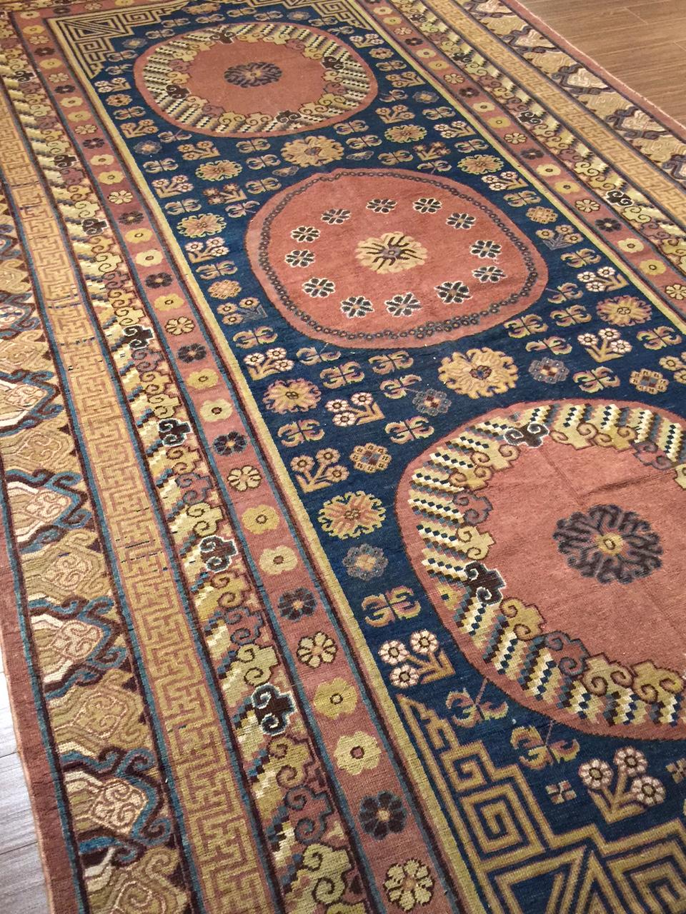 Noué à la main Tapis Khotan bleu antique - Samarkand en vente