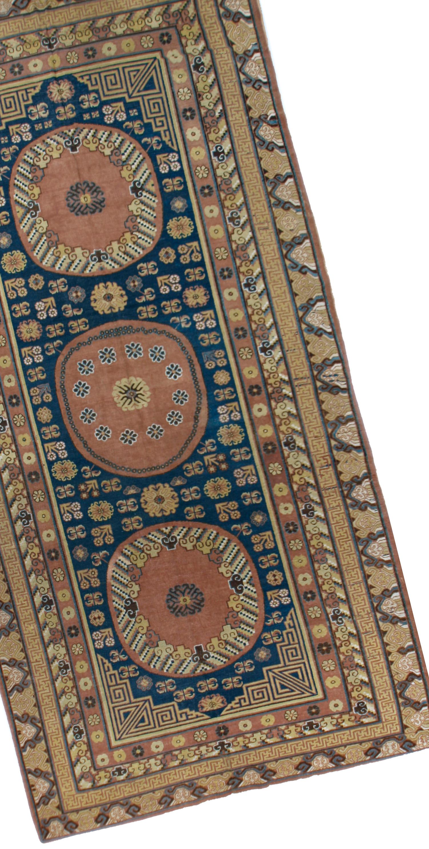Antiker blauer Khotan-Teppich aus Samarkand im Angebot 1